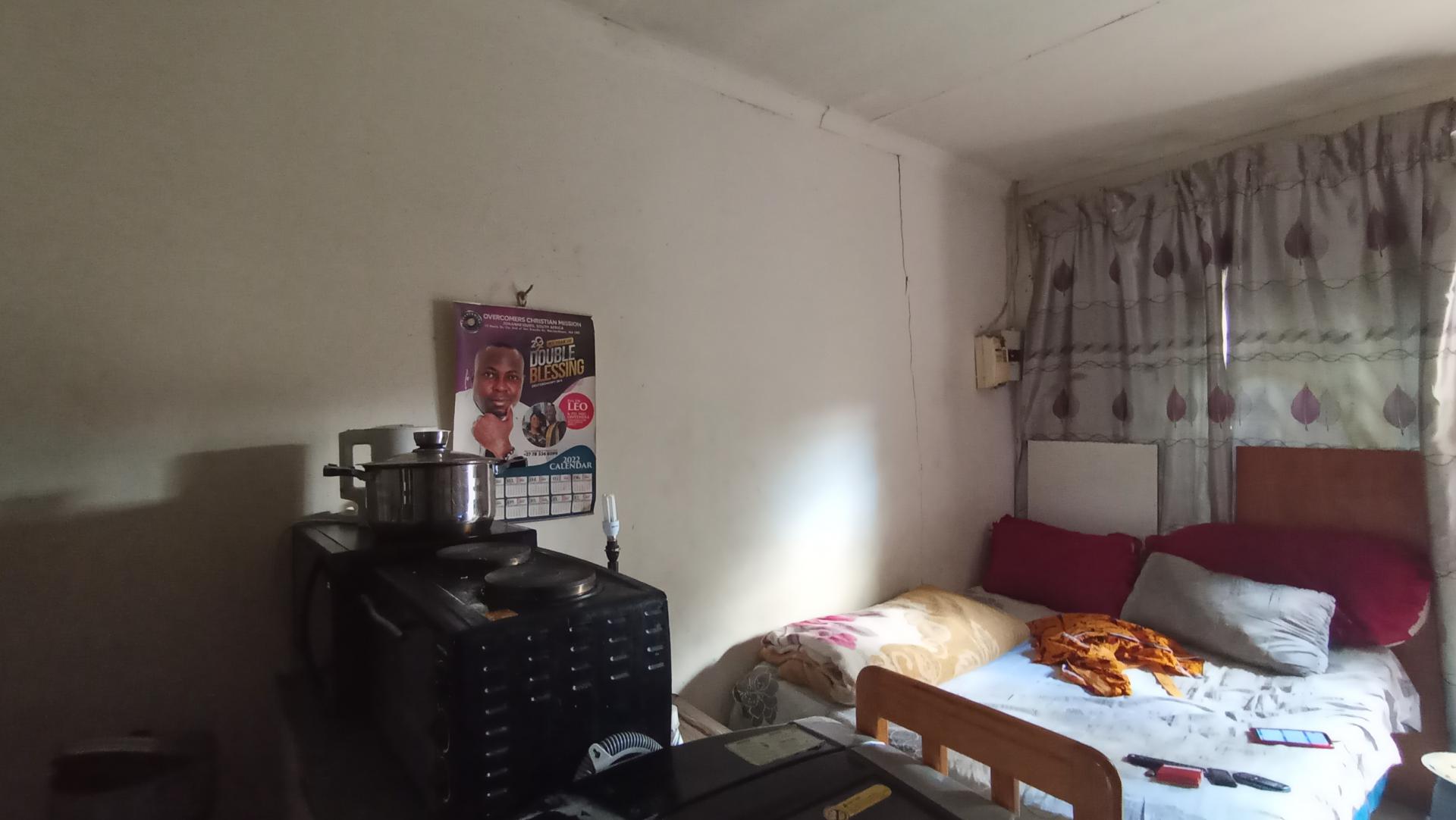 Flatlet - 94 square meters of property in Bloubosrand