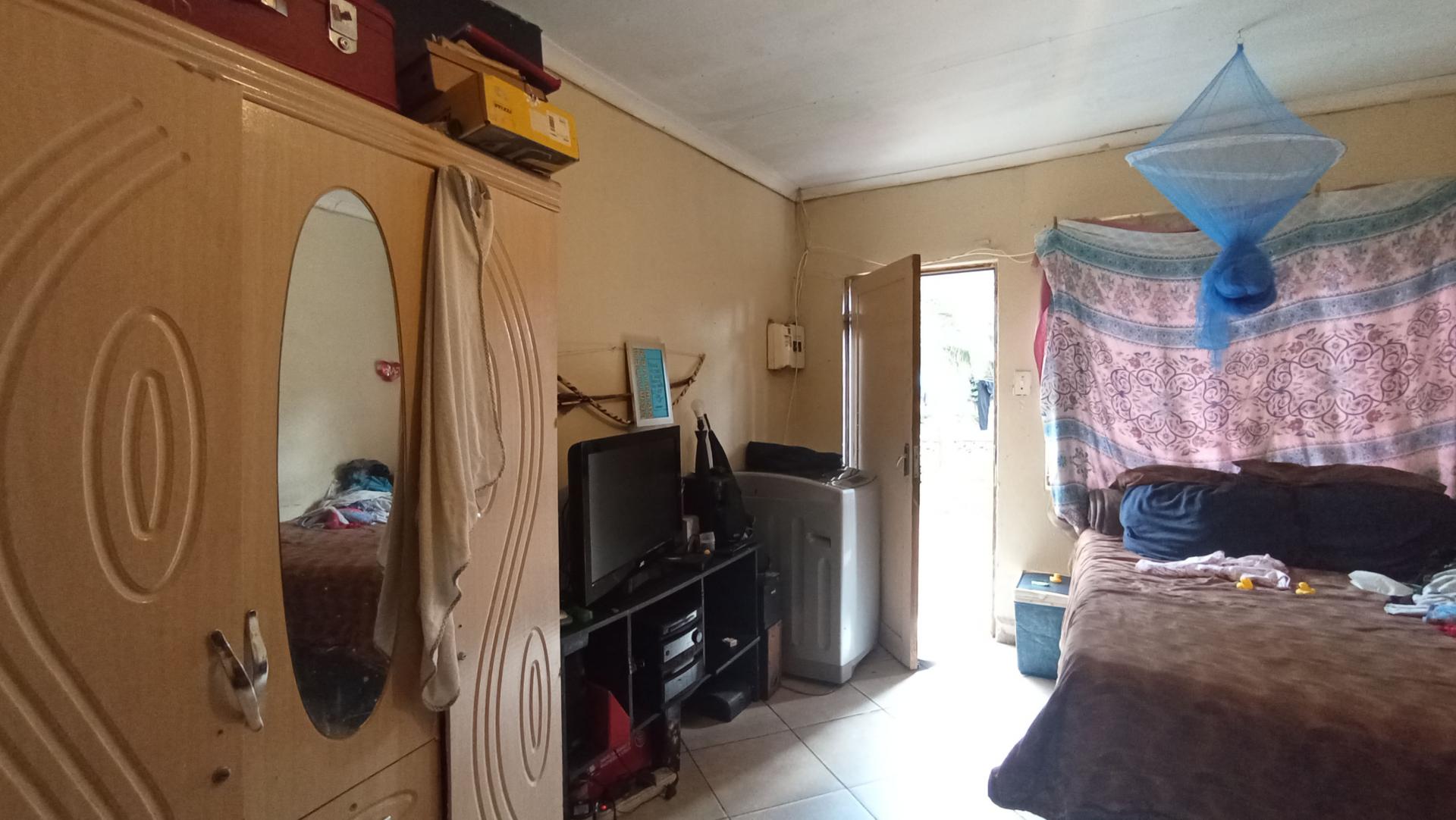 Flatlet - 94 square meters of property in Bloubosrand