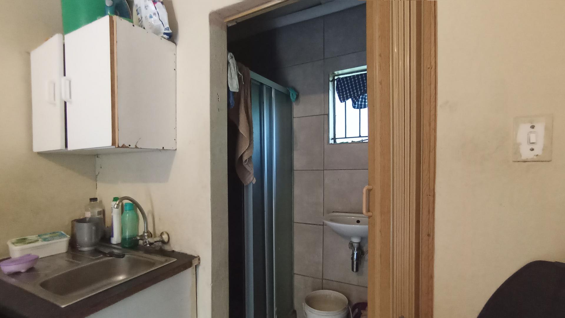 Bathroom 1 - 26 square meters of property in Bloubosrand