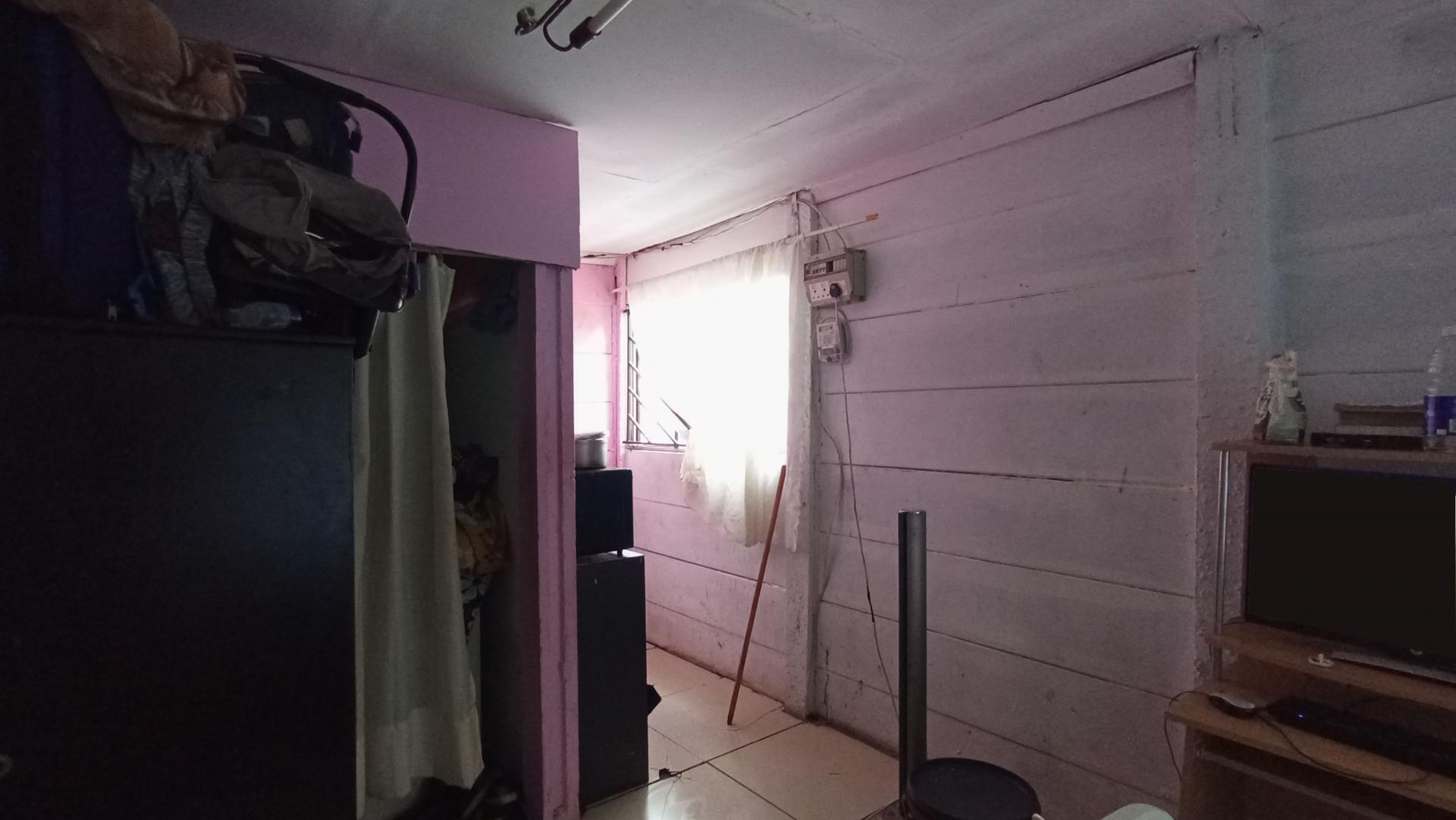 Flatlet - 94 square meters of property in Bloubosrand