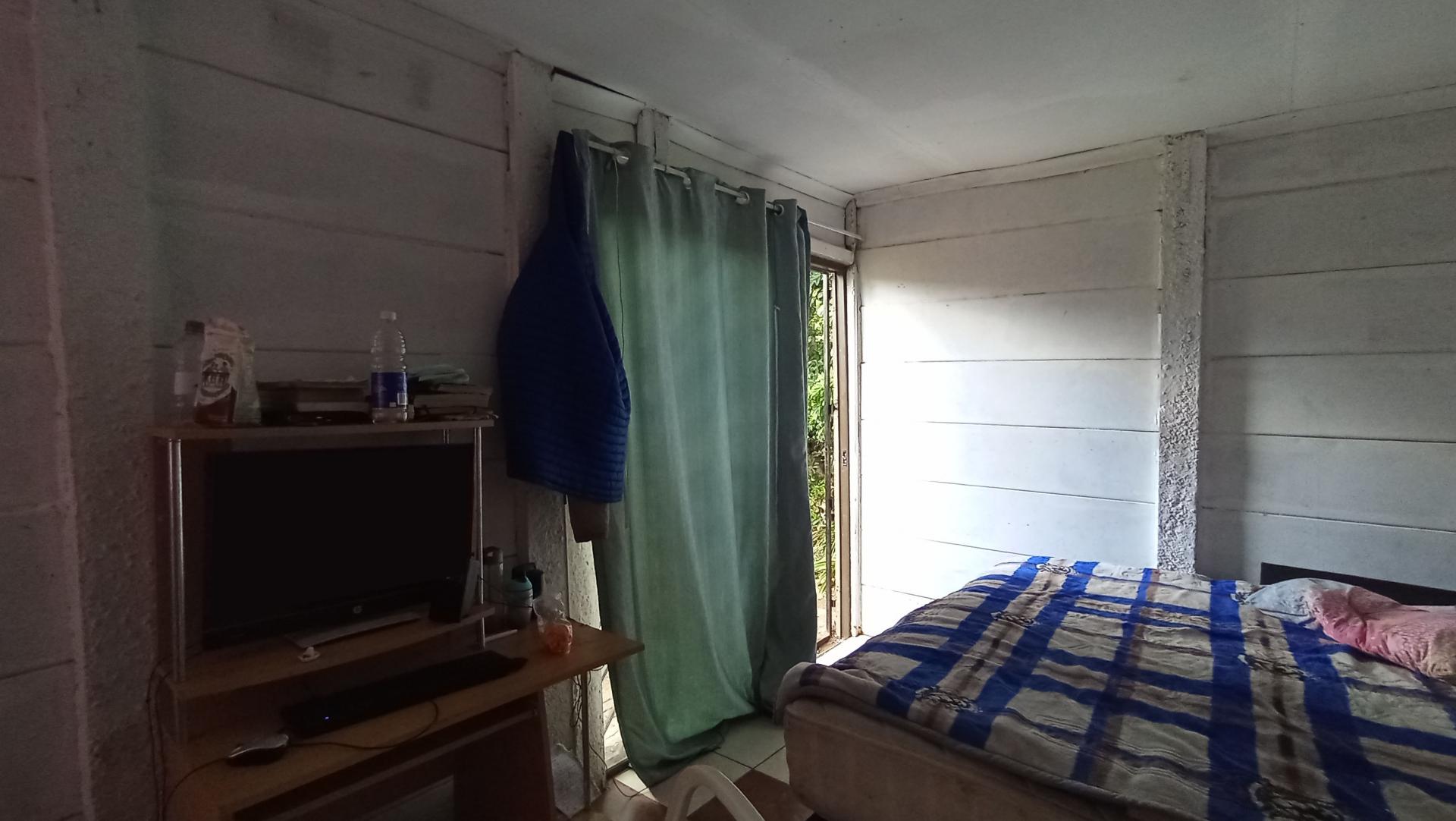 Flatlet - 94 square meters of property in Bloubosrand