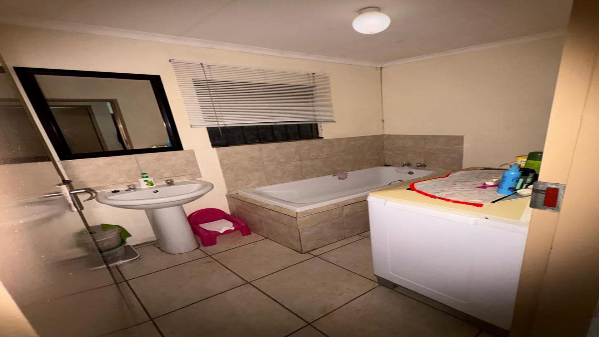 Bathroom 1 of property in Kagiso