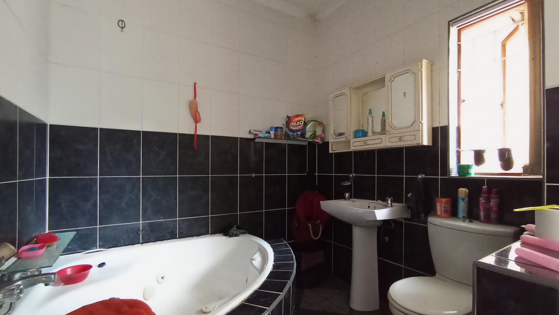 Main Bathroom - 7 square meters of property in Albertville