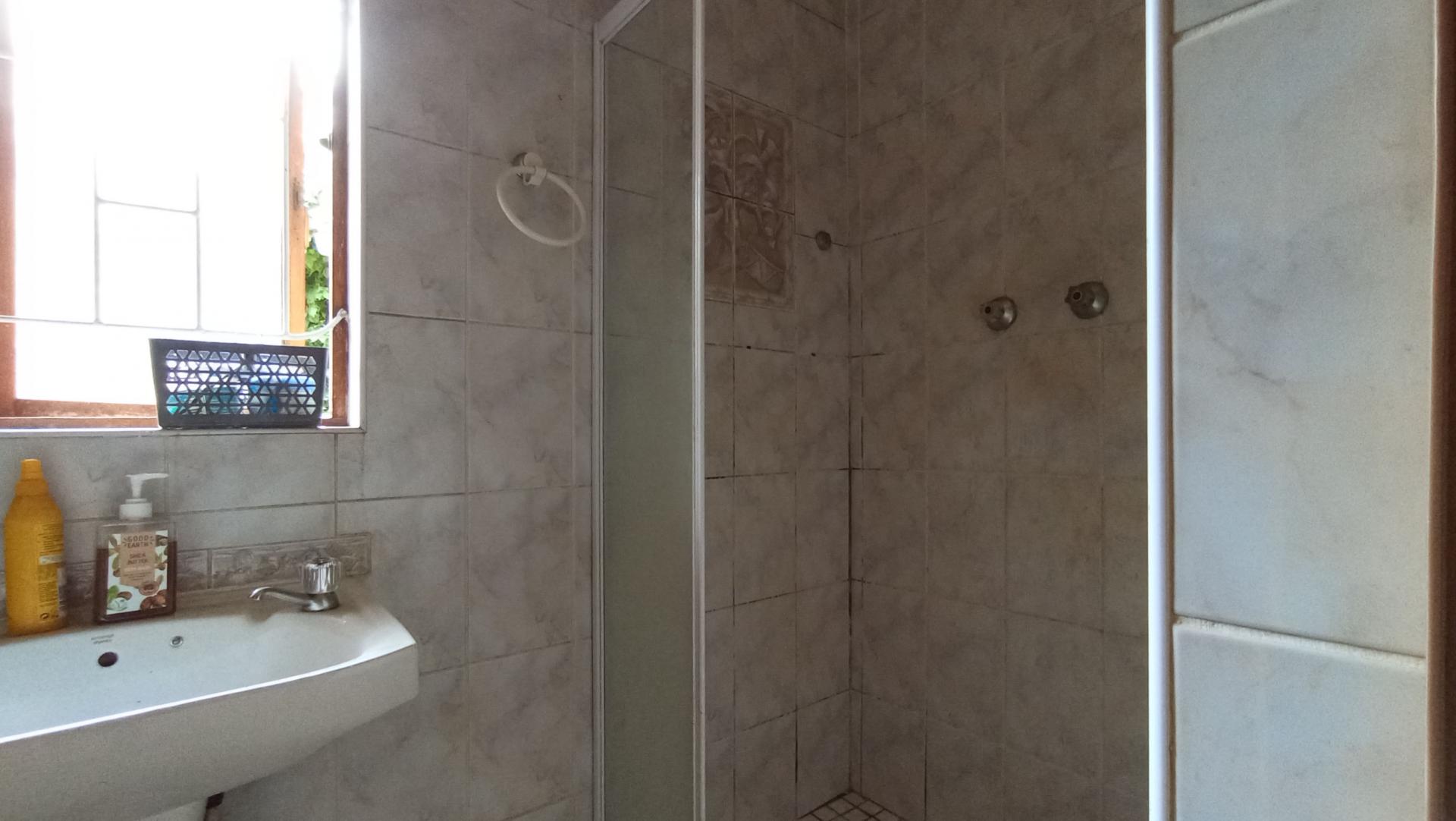 Bathroom 1 - 5 square meters of property in Albertville