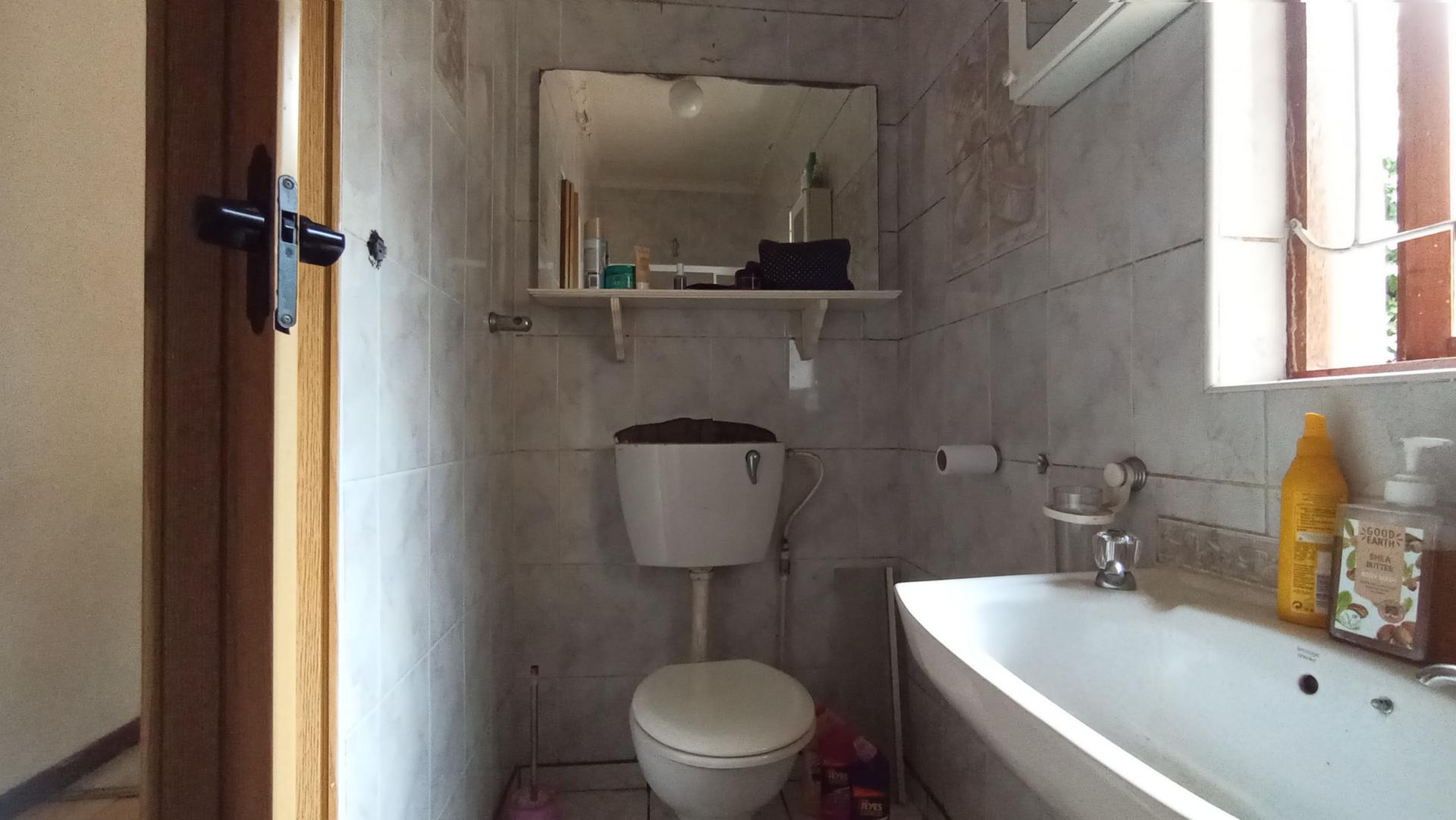 Bathroom 1 - 5 square meters of property in Albertville