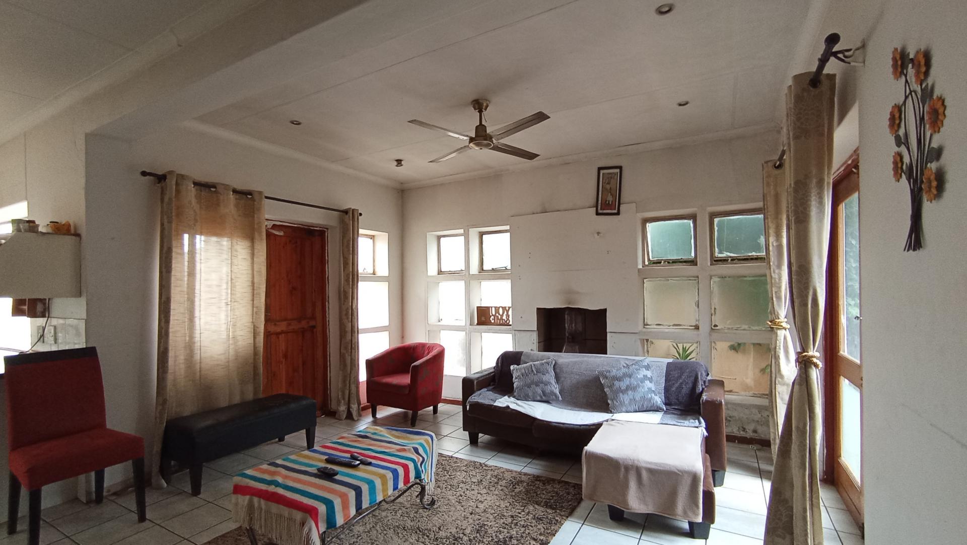 Lounges - 26 square meters of property in Albertville