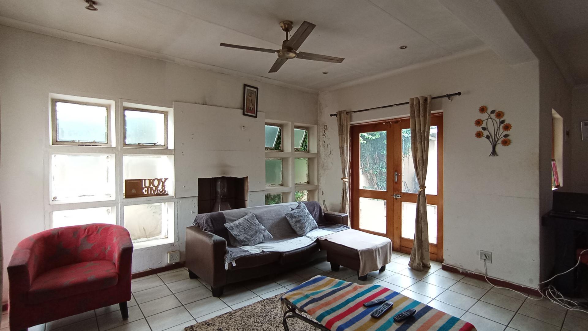 Lounges - 26 square meters of property in Albertville