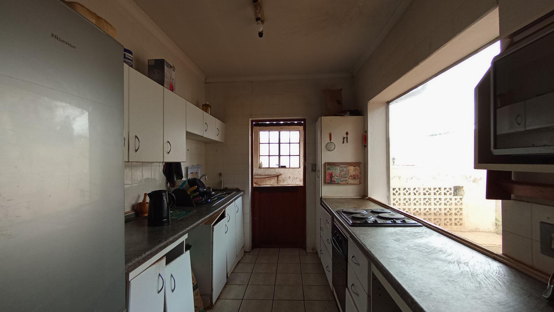 Kitchen - 10 square meters of property in Albertville