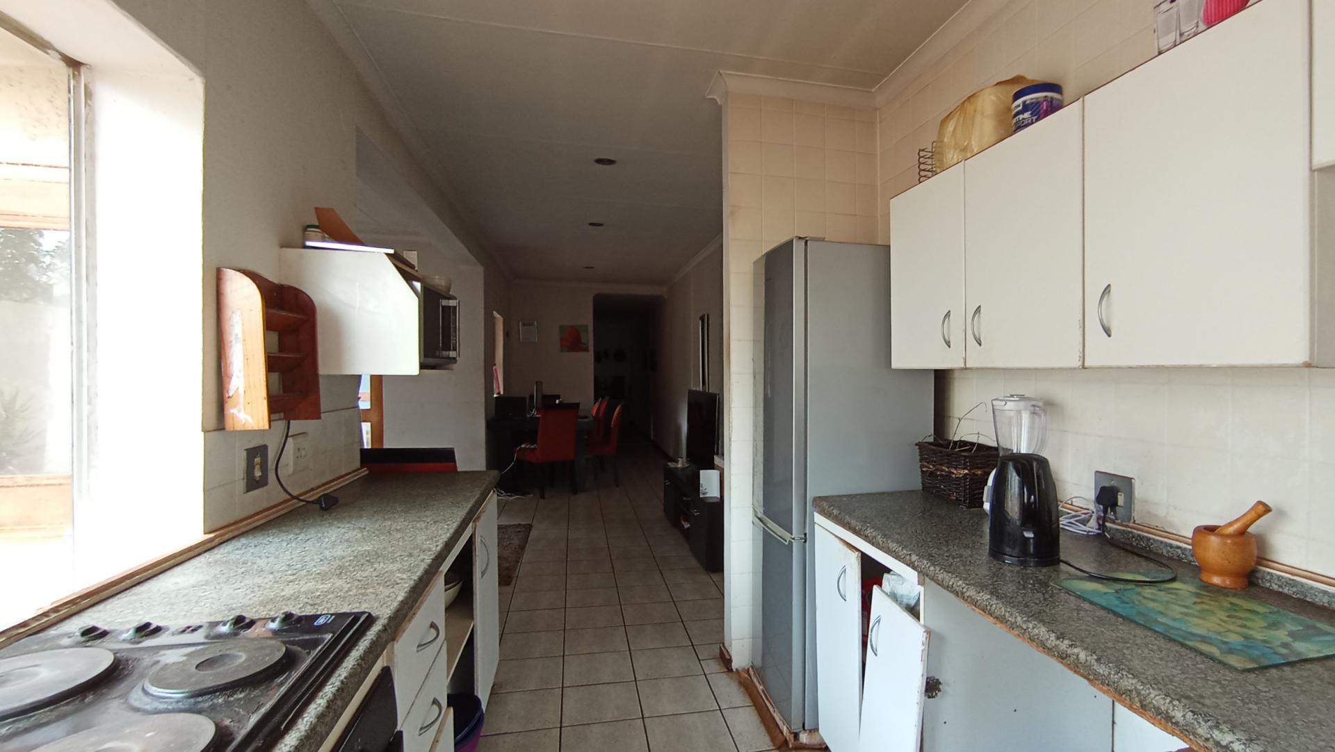 Kitchen - 10 square meters of property in Albertville