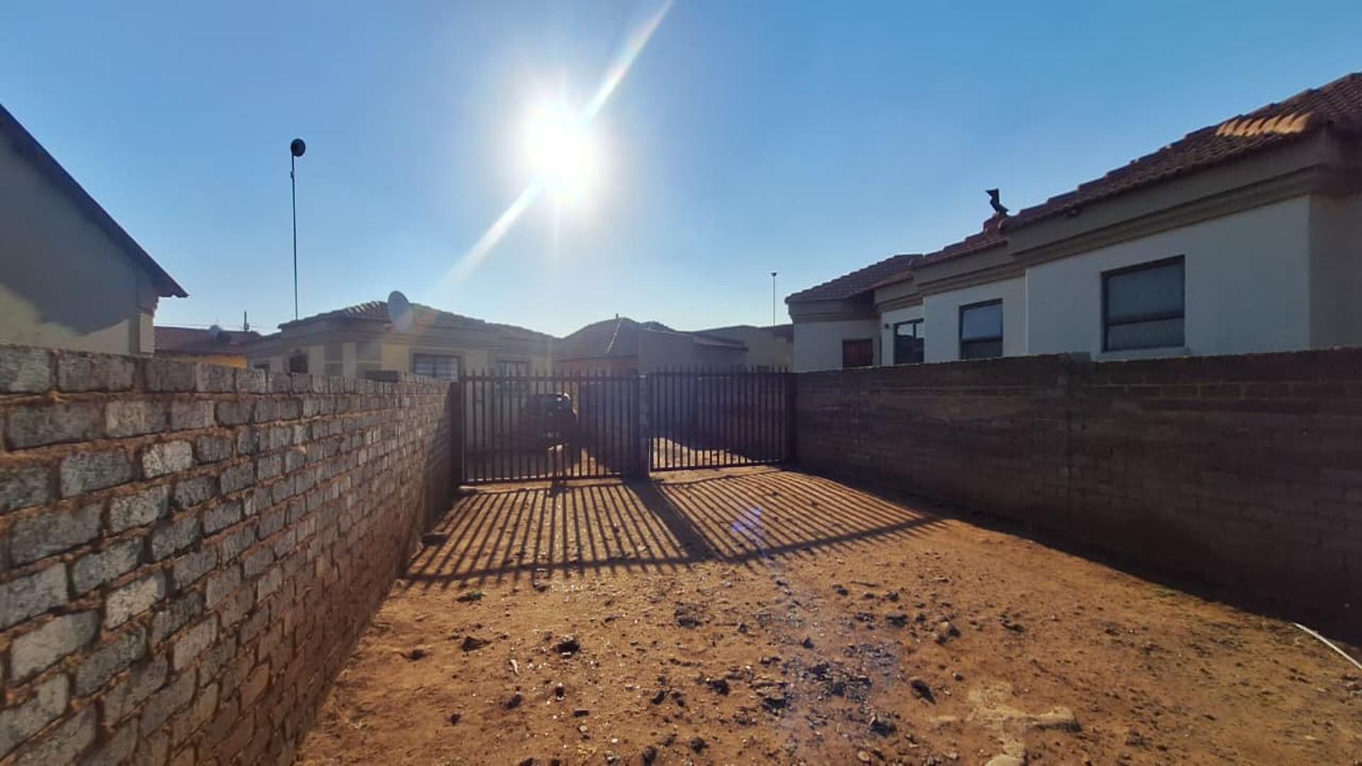 Front View of property in Vosloorus