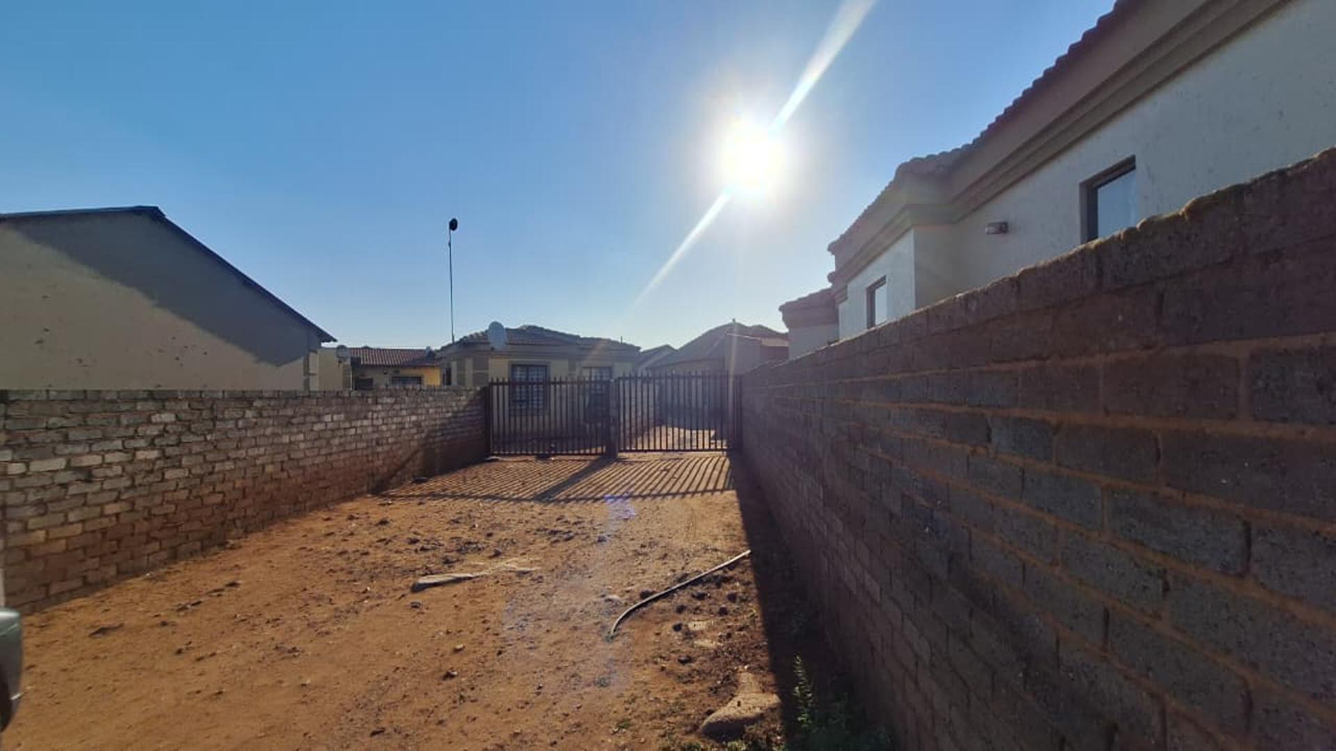 Front View of property in Vosloorus