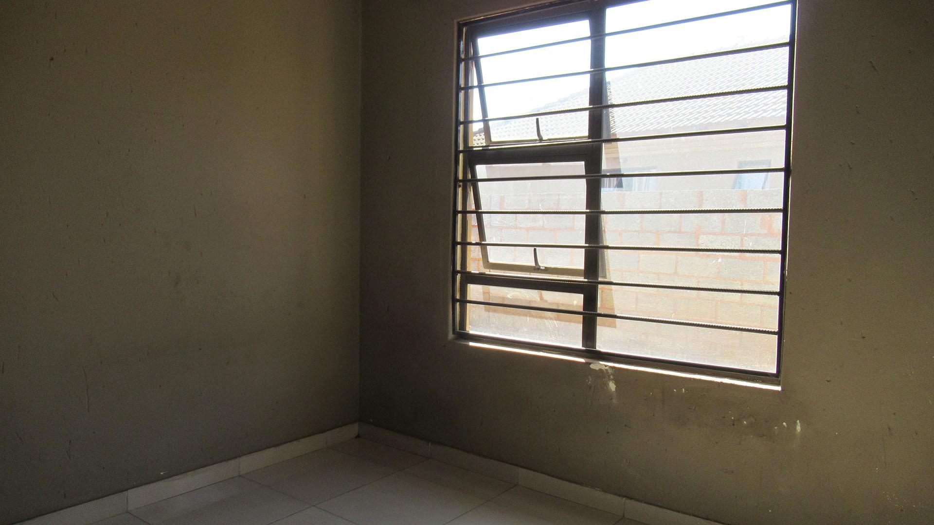 Bed Room 2 - 8 square meters of property in Vosloorus