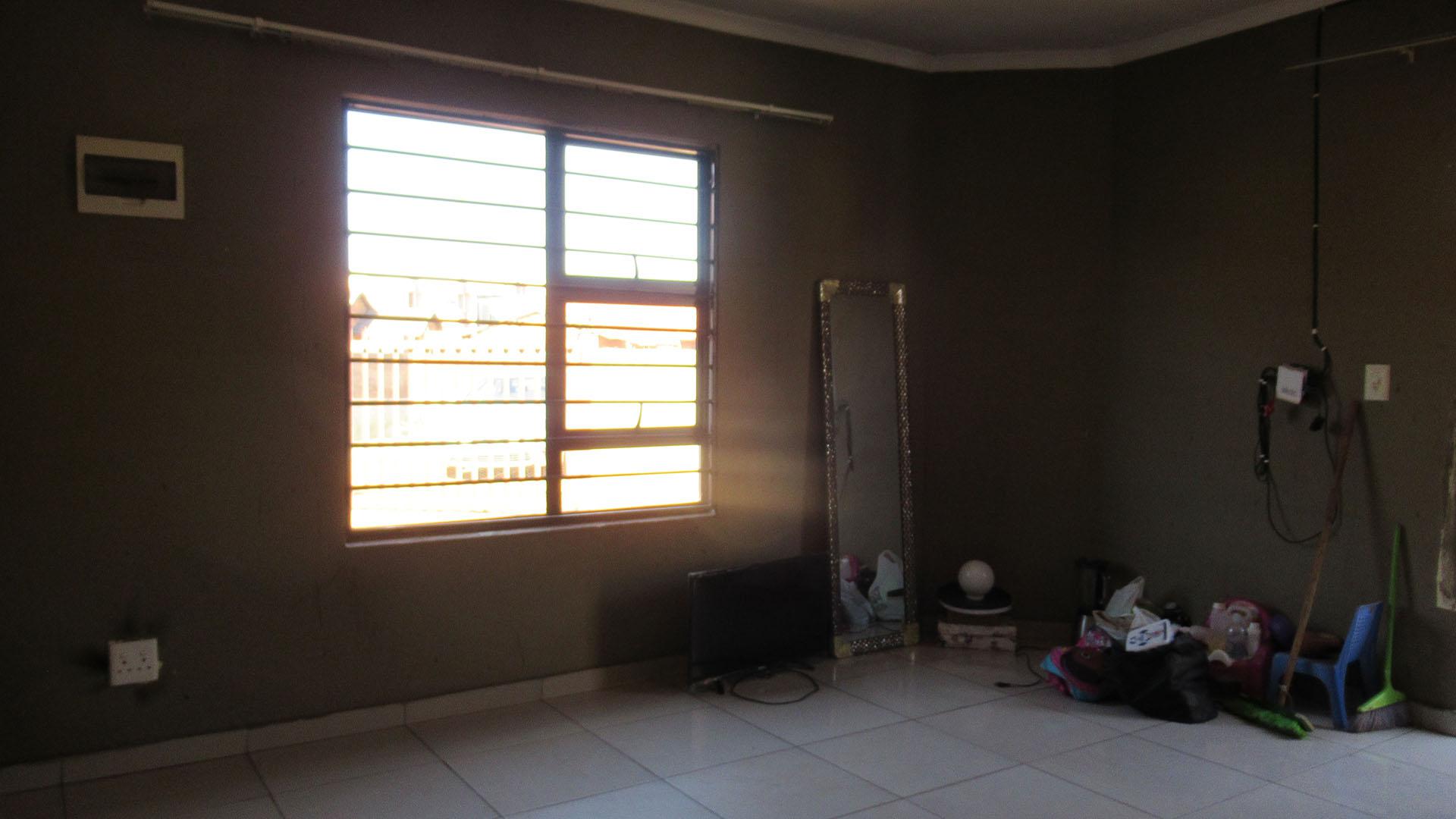 Lounges - 15 square meters of property in Vosloorus