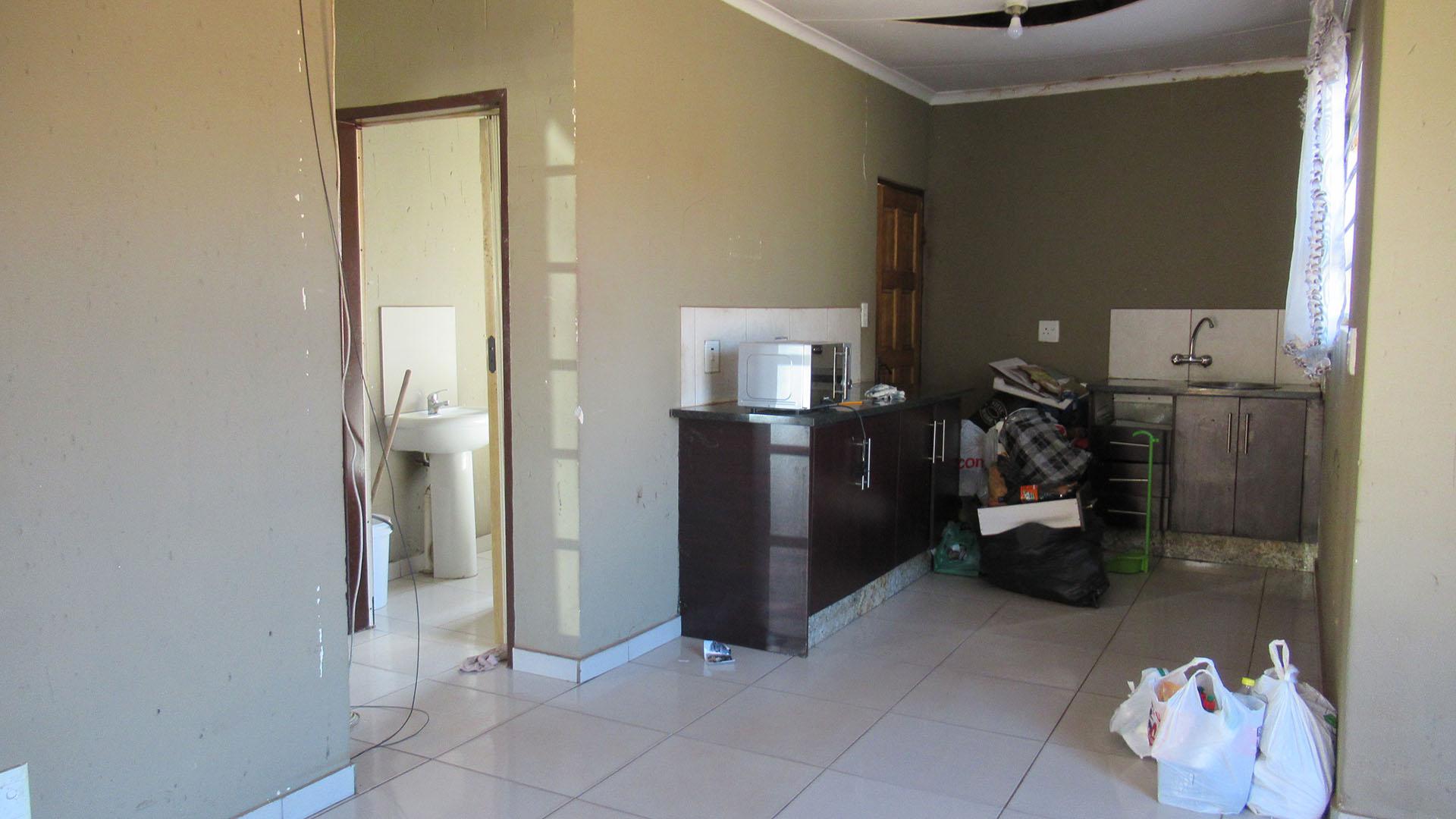 Lounges - 15 square meters of property in Vosloorus