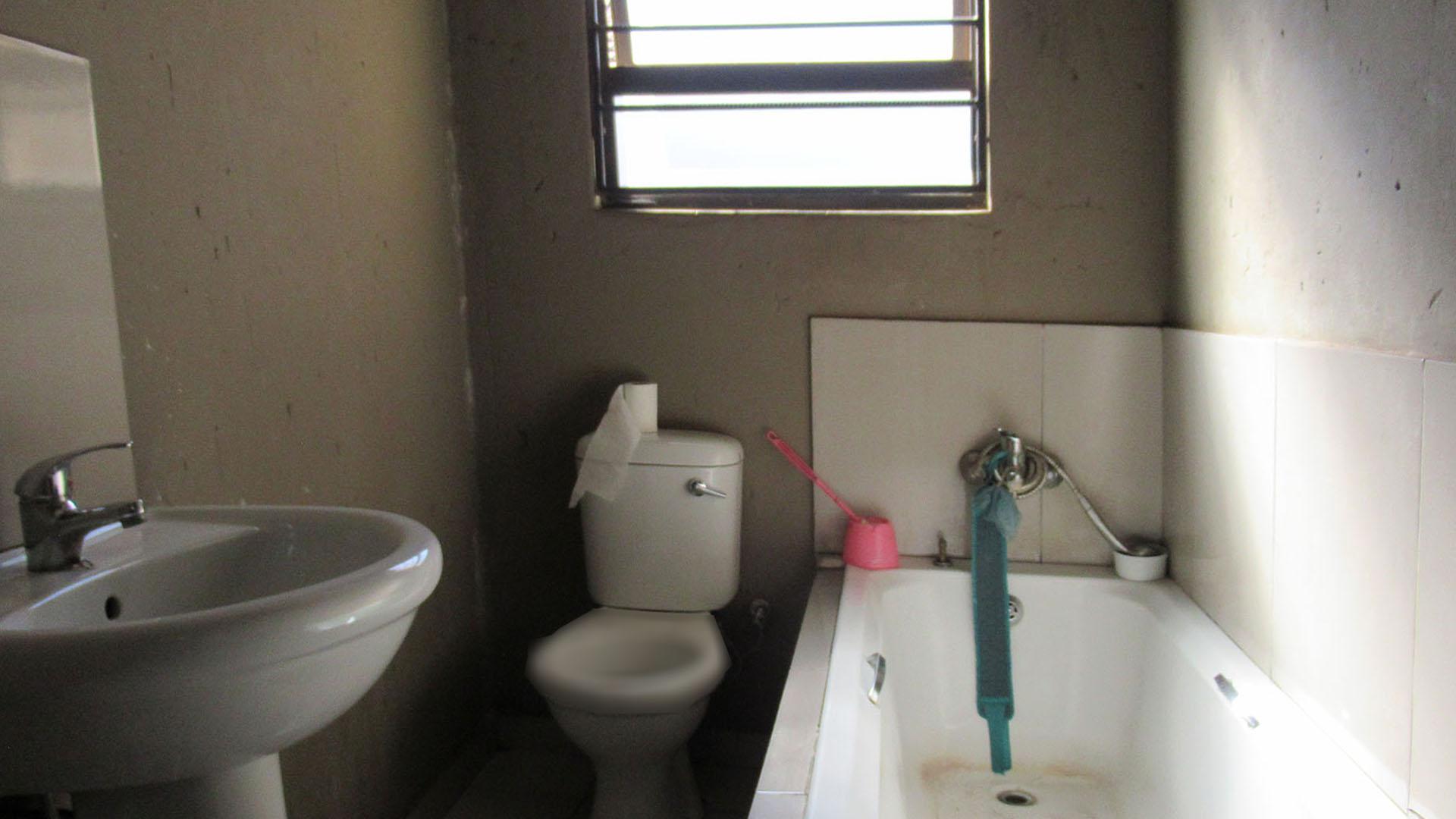 Bathroom 1 - 4 square meters of property in Vosloorus