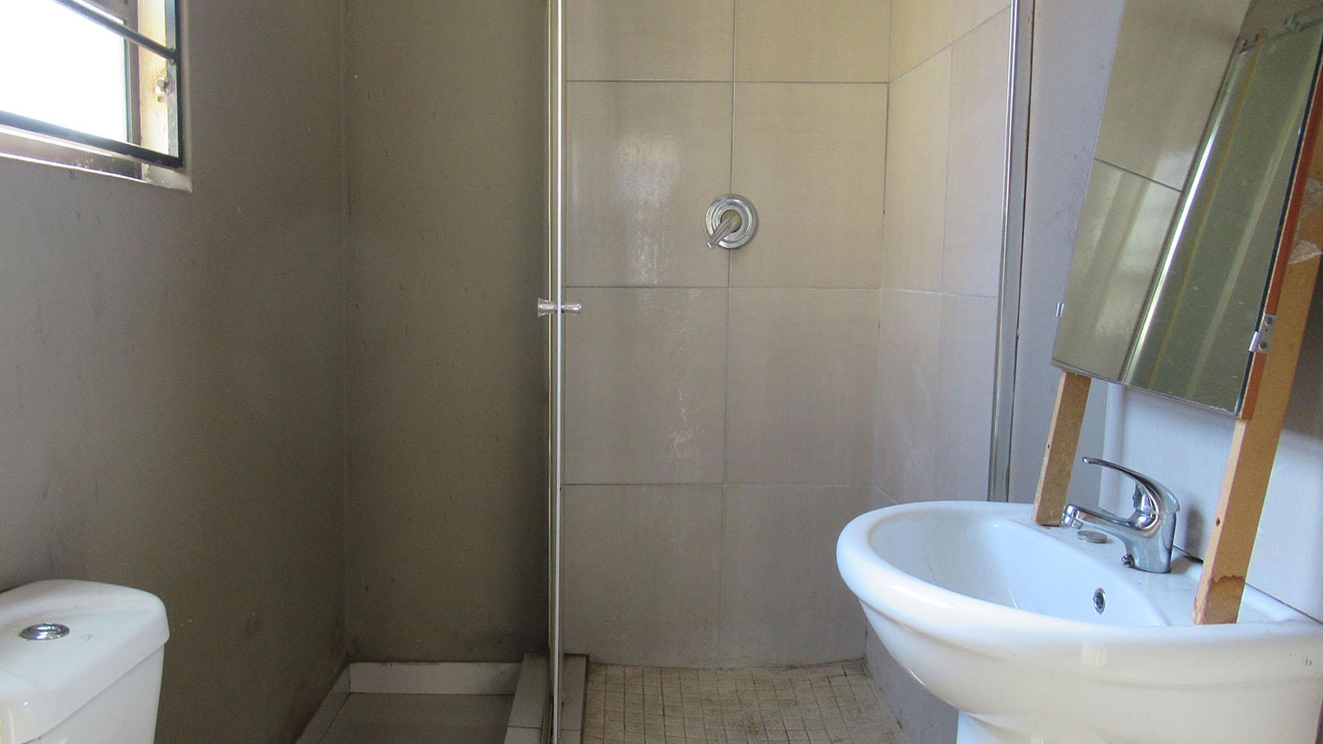 Main Bathroom - 4 square meters of property in Vosloorus