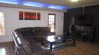 Lounges - 21 square meters of property in Birchleigh