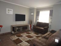 Lounges - 18 square meters of property in Castleview