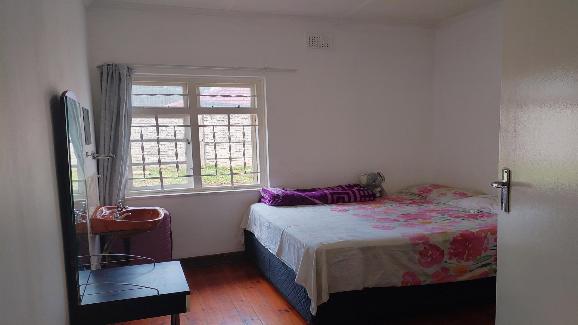 Bed Room 1 of property in Woodlands - DBN