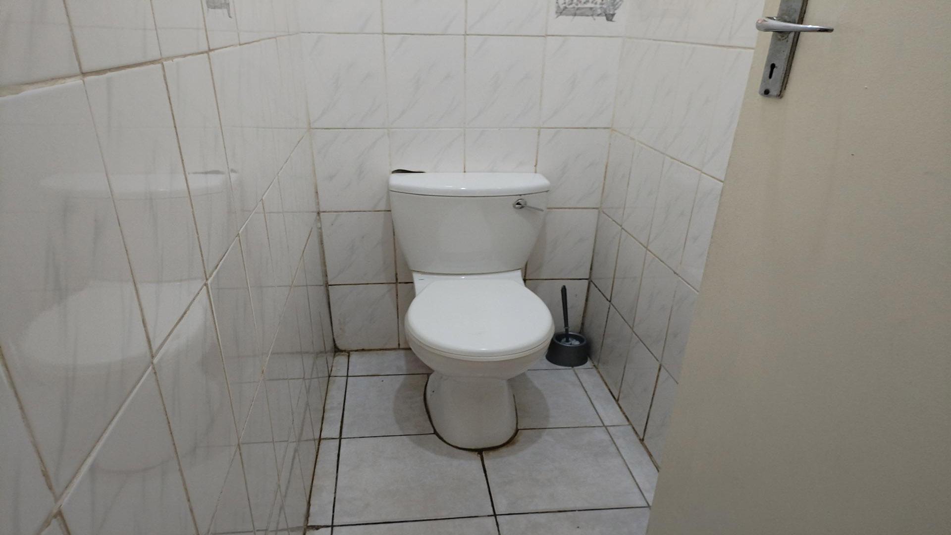 Bathroom 1 of property in Woodlands - DBN