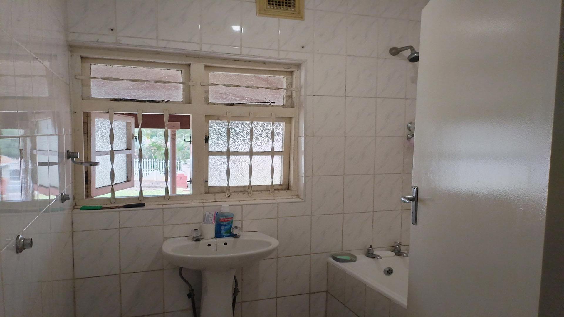 Bathroom 1 of property in Woodlands - DBN