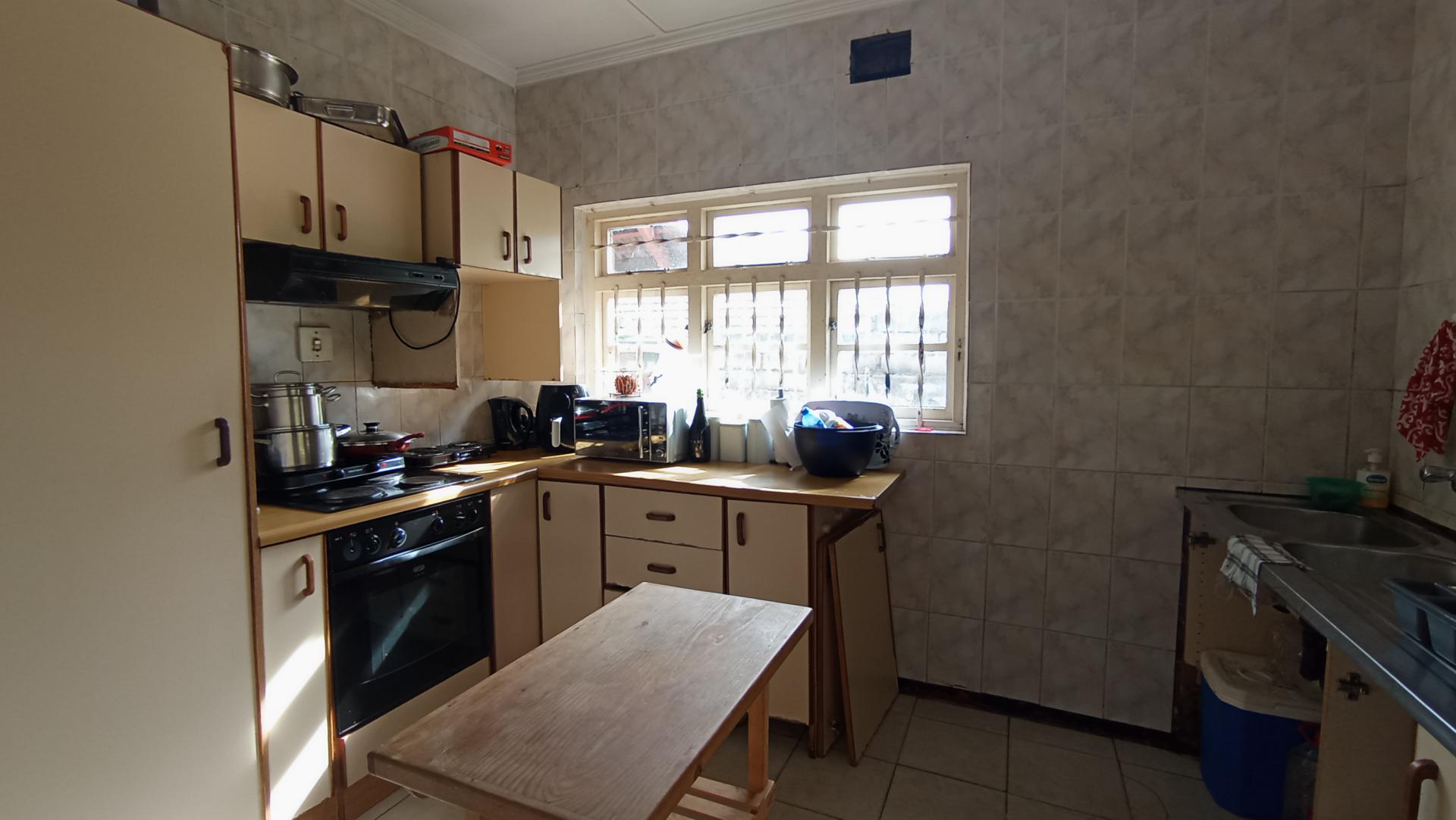 Kitchen - 15 square meters of property in Woodlands - DBN