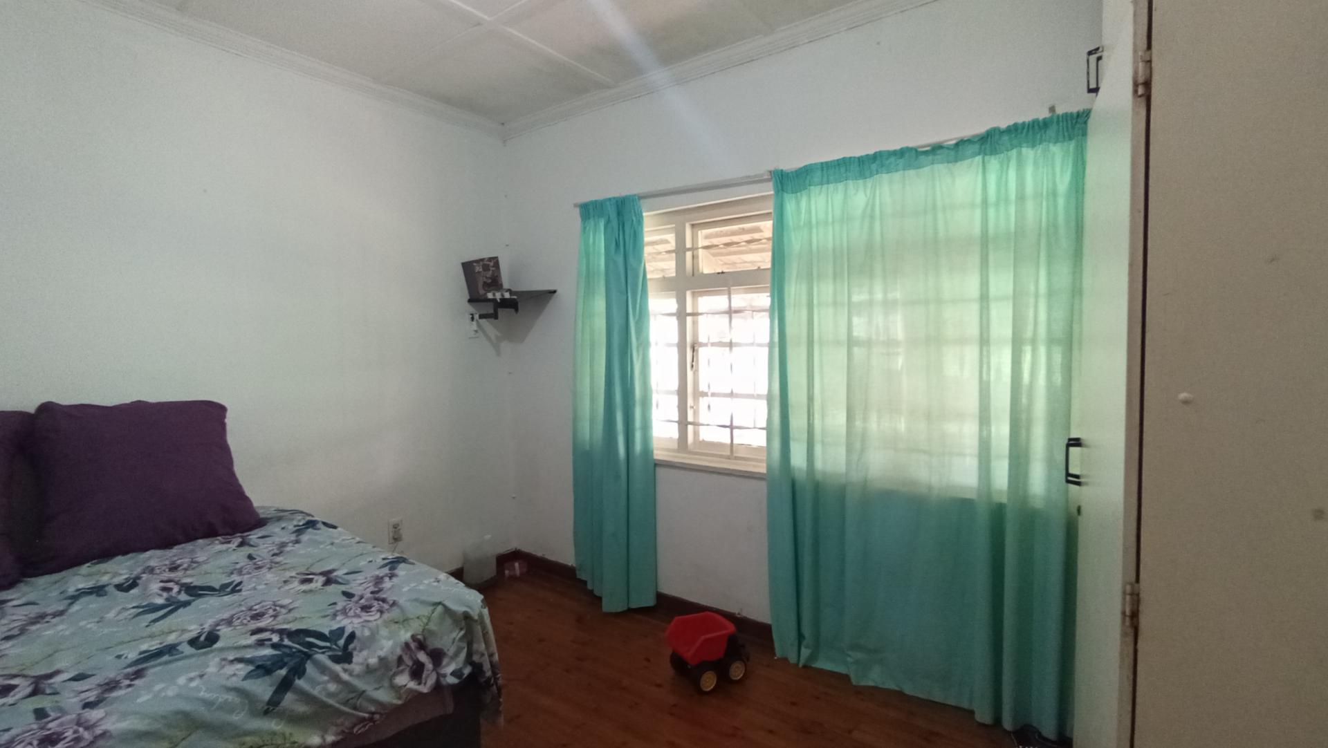 Bed Room 1 - 14 square meters of property in Woodlands - DBN