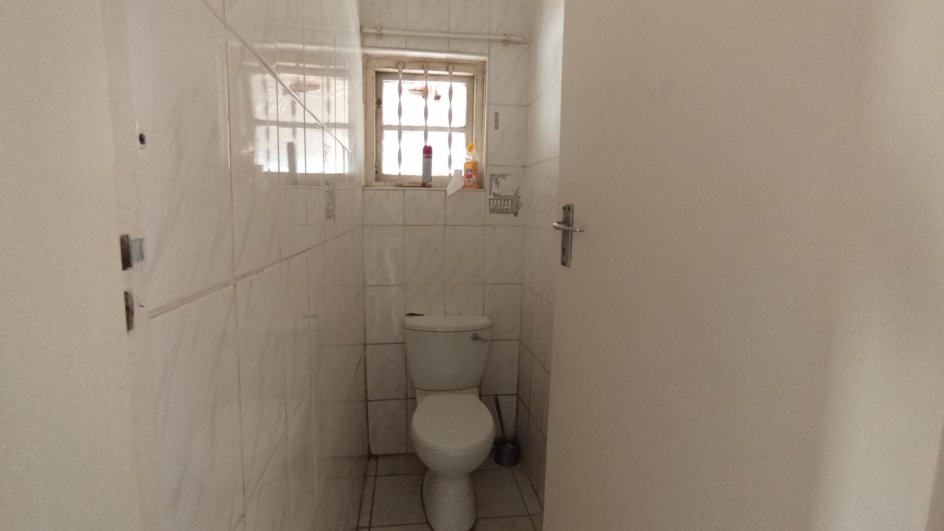 Bathroom 2 - 4 square meters of property in Woodlands - DBN