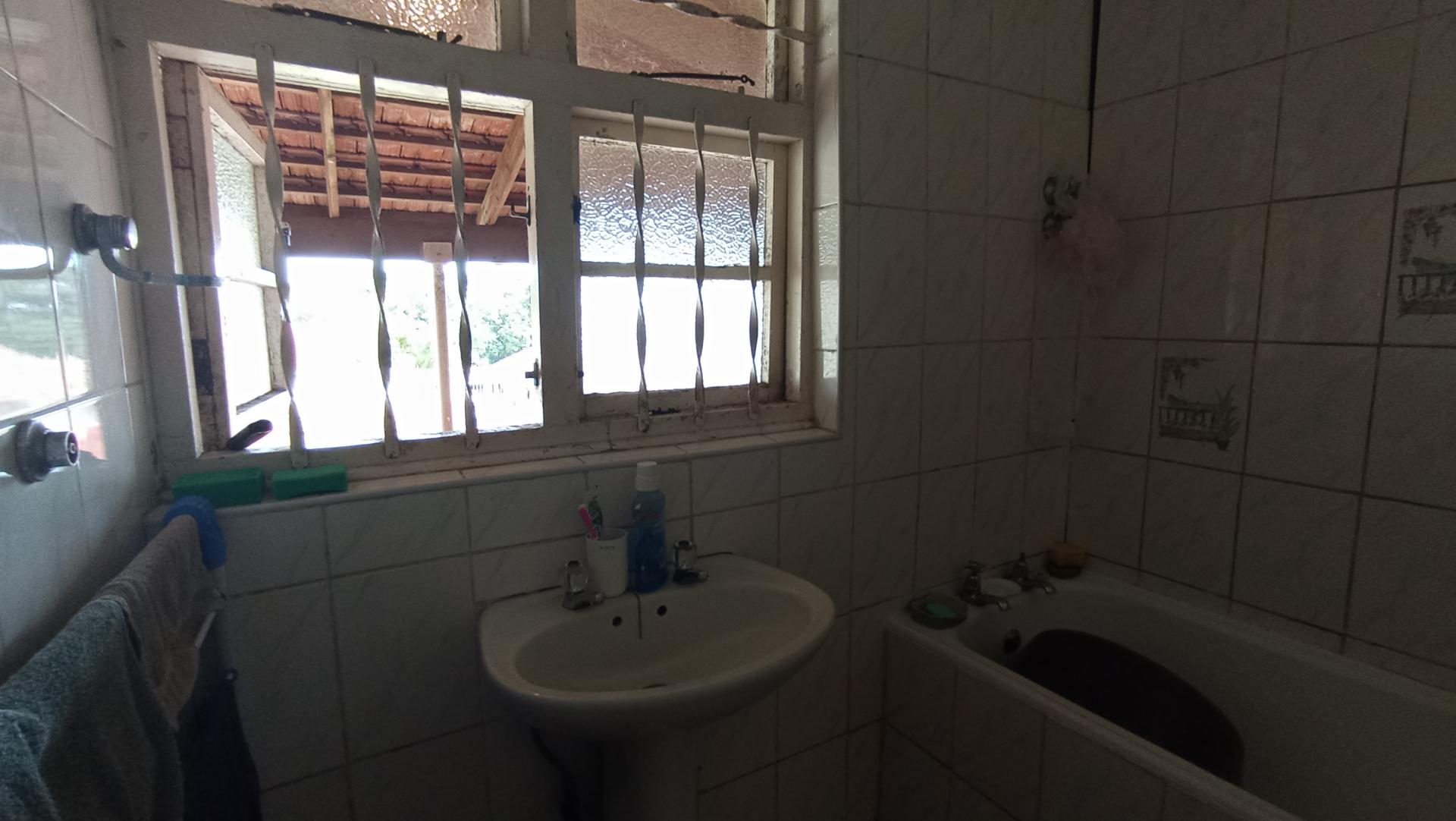 Bathroom 1 - 2 square meters of property in Woodlands - DBN