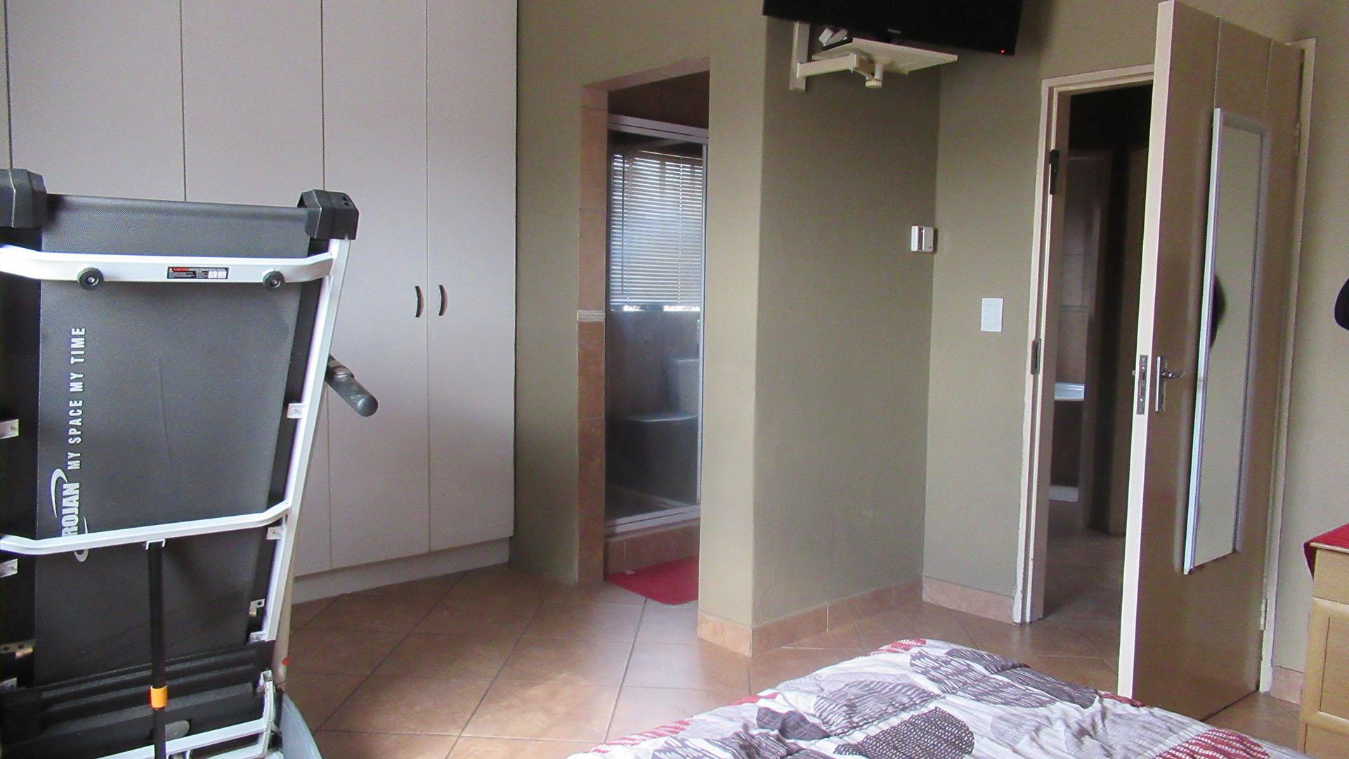 Main Bedroom - 21 square meters of property in Eikepark