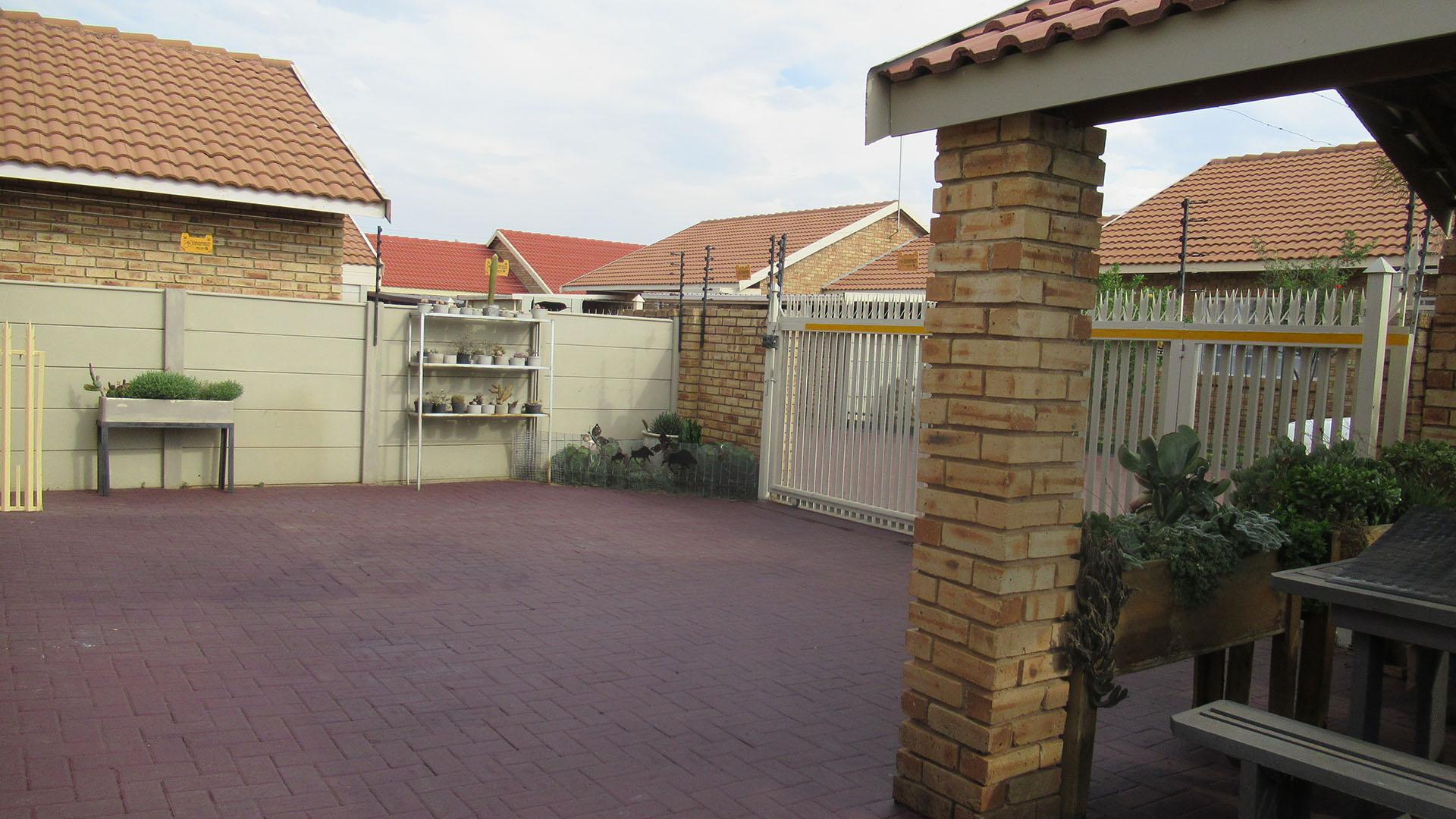 Spaces - 4 square meters of property in Eikepark