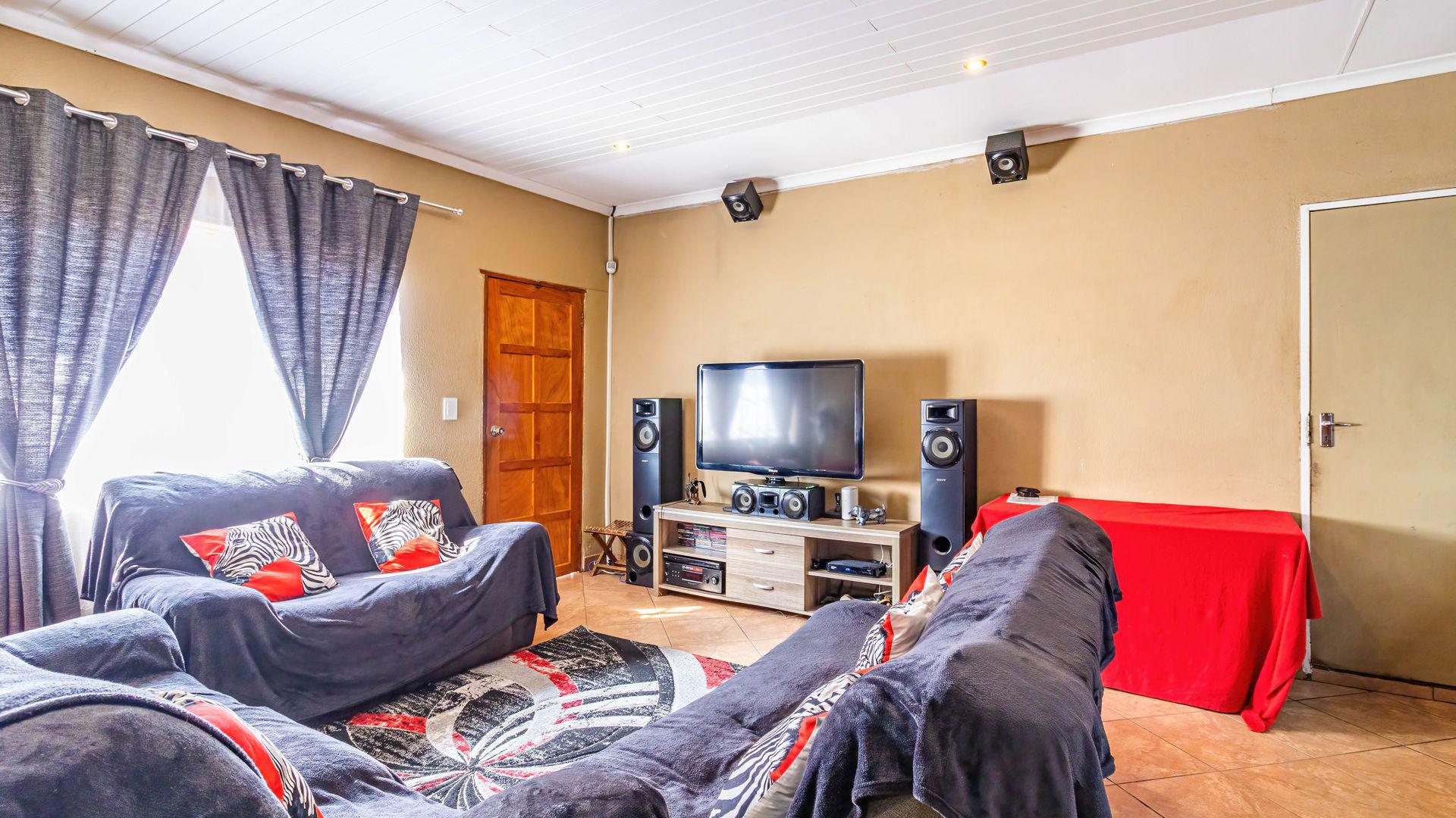 Lounges - 20 square meters of property in Eikepark