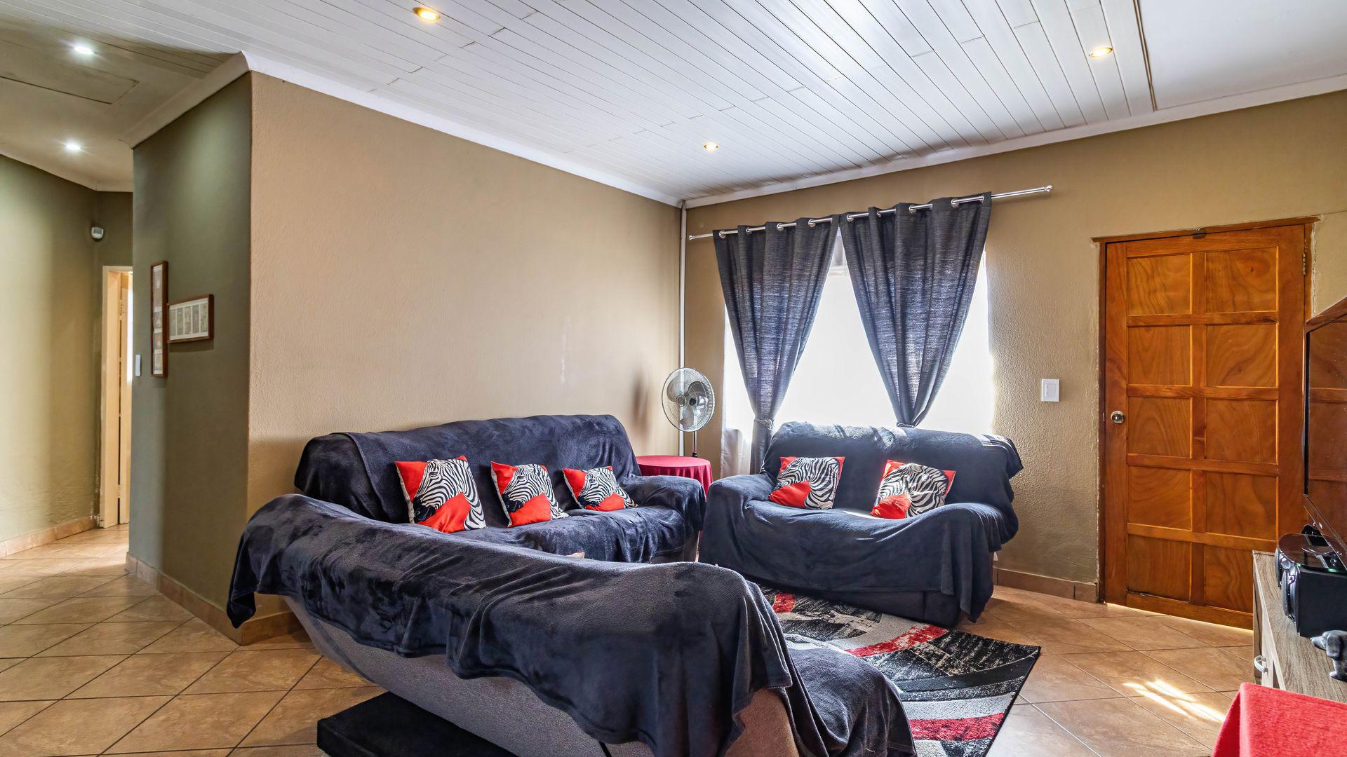 Lounges - 20 square meters of property in Eikepark
