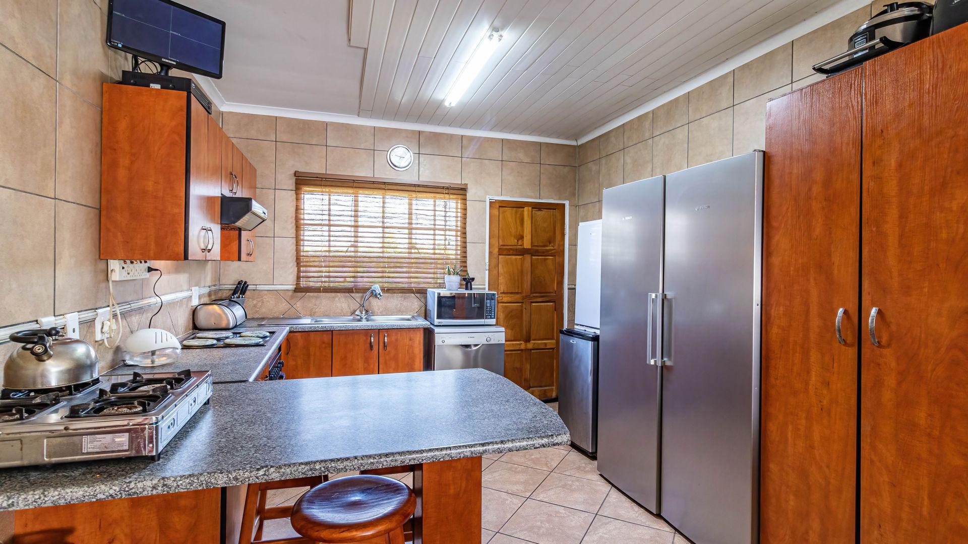 Kitchen - 15 square meters of property in Eikepark
