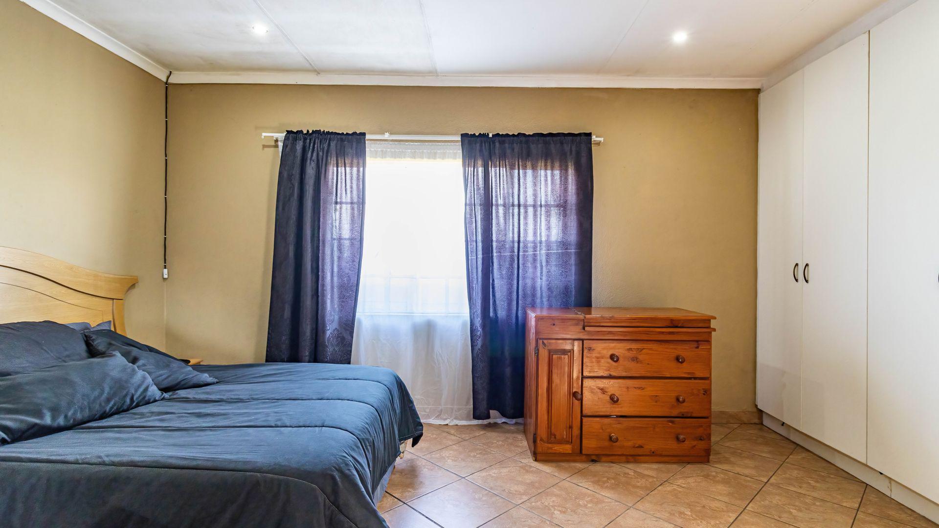 Bed Room 1 - 9 square meters of property in Eikepark