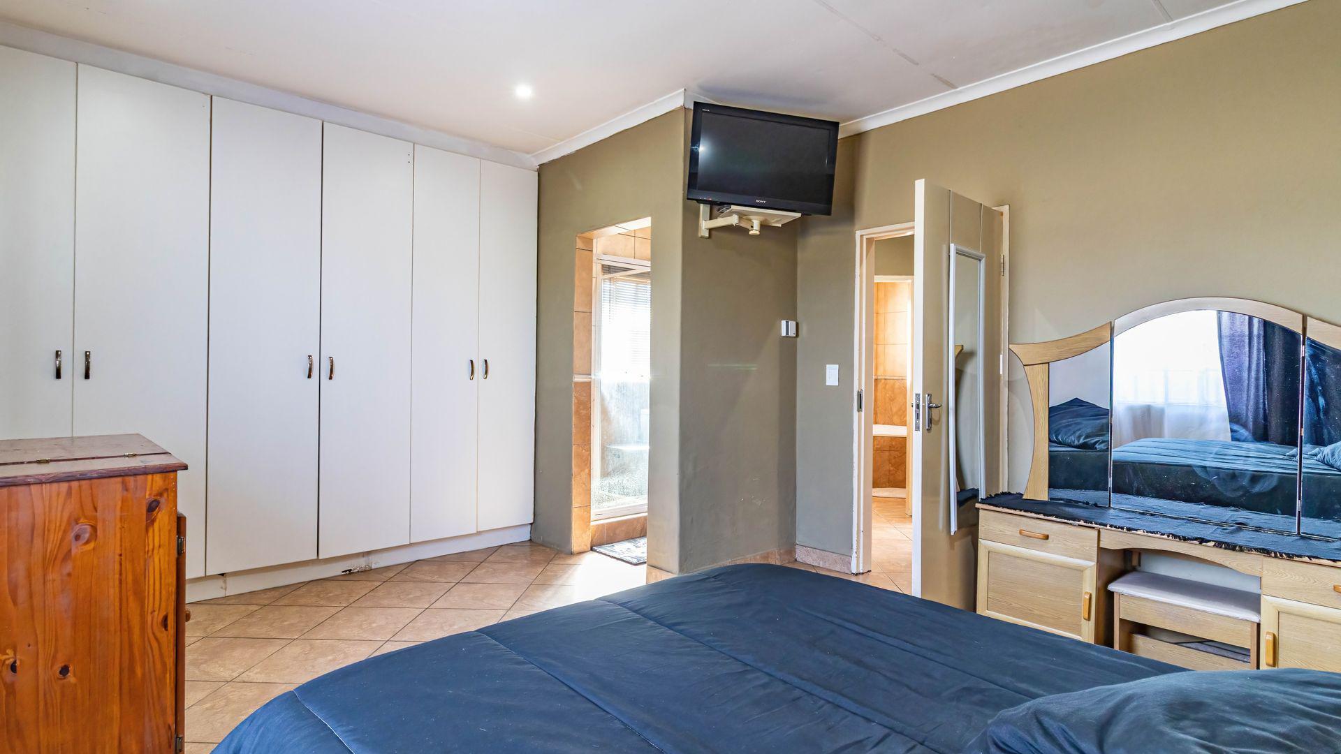 Bed Room 1 - 9 square meters of property in Eikepark