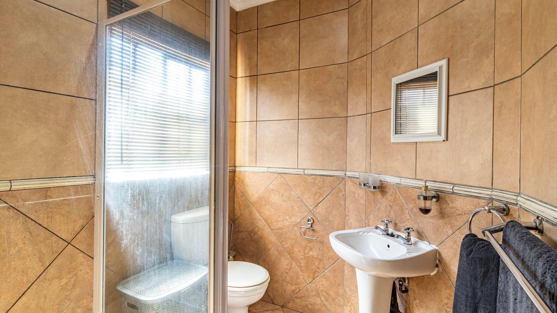 Bathroom 1 - 6 square meters of property in Eikepark