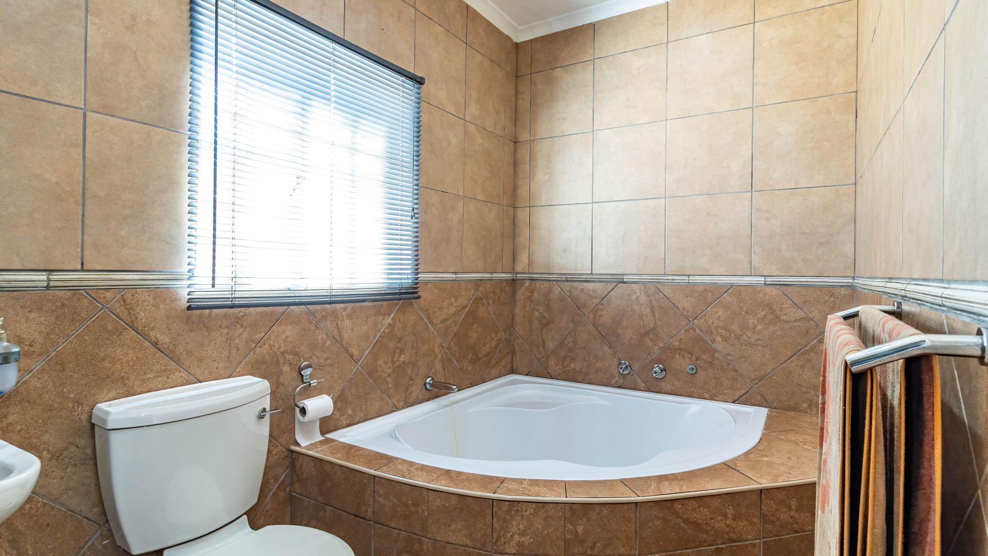 Bathroom 2 of property in Eikepark