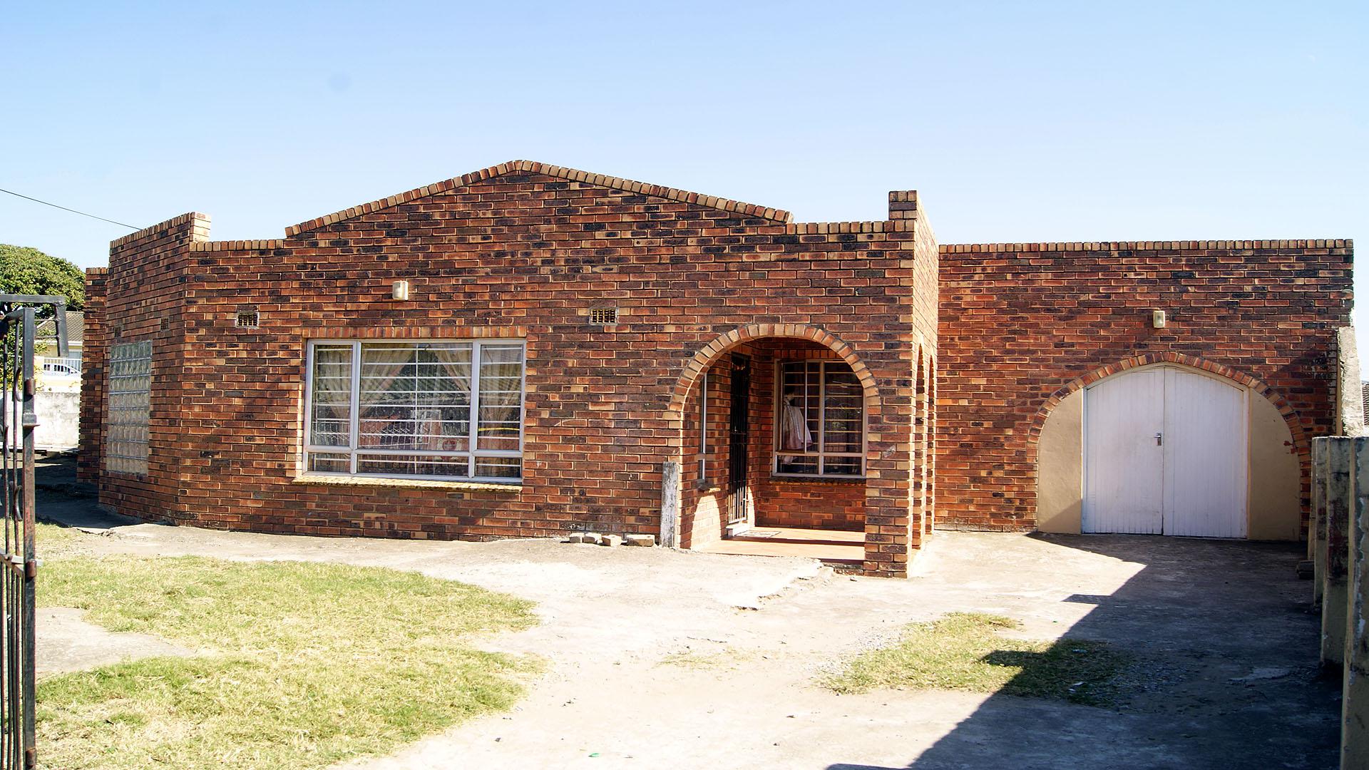 Front View of property in Rockford