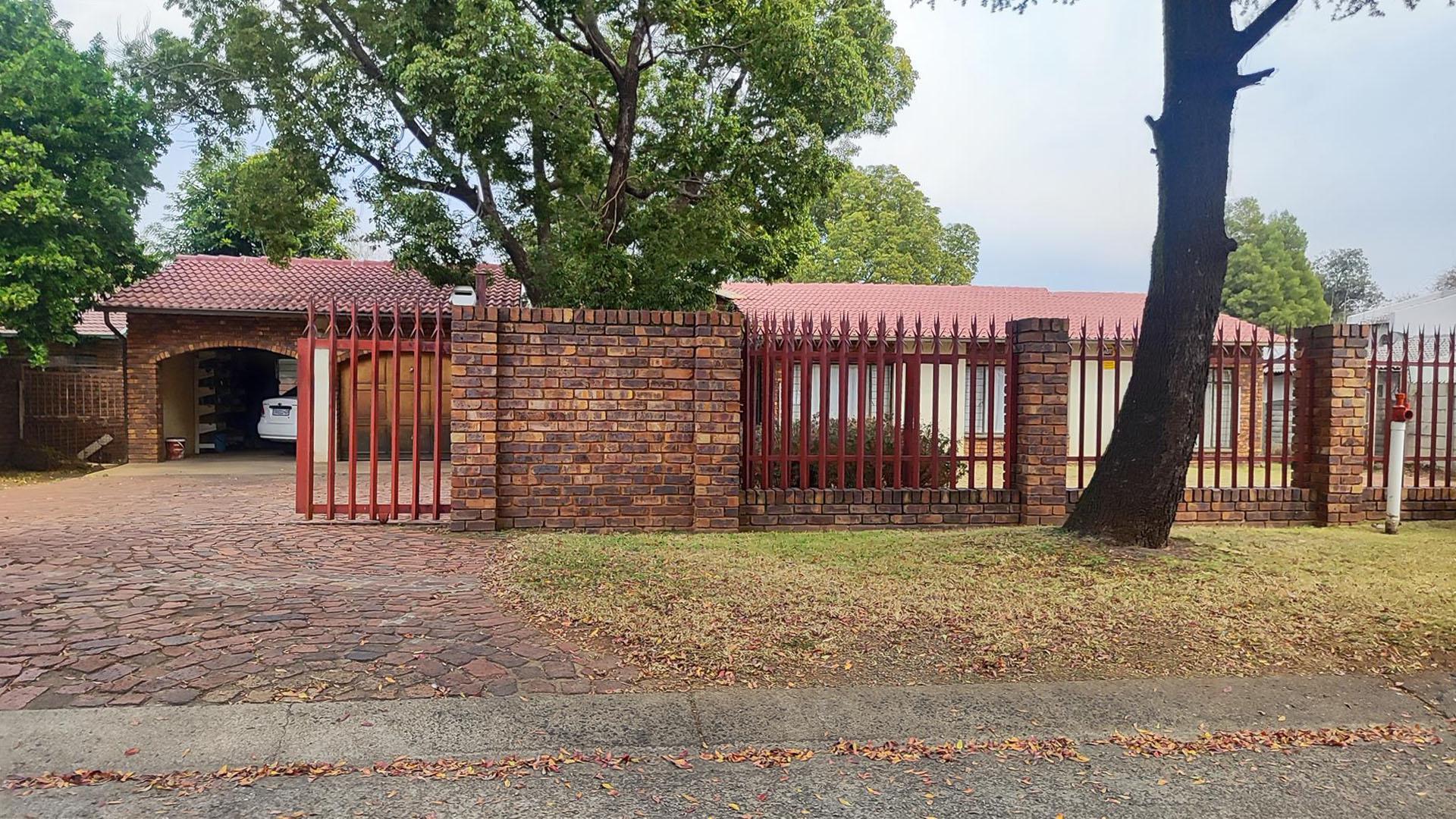 Front View of property in Brackenhurst