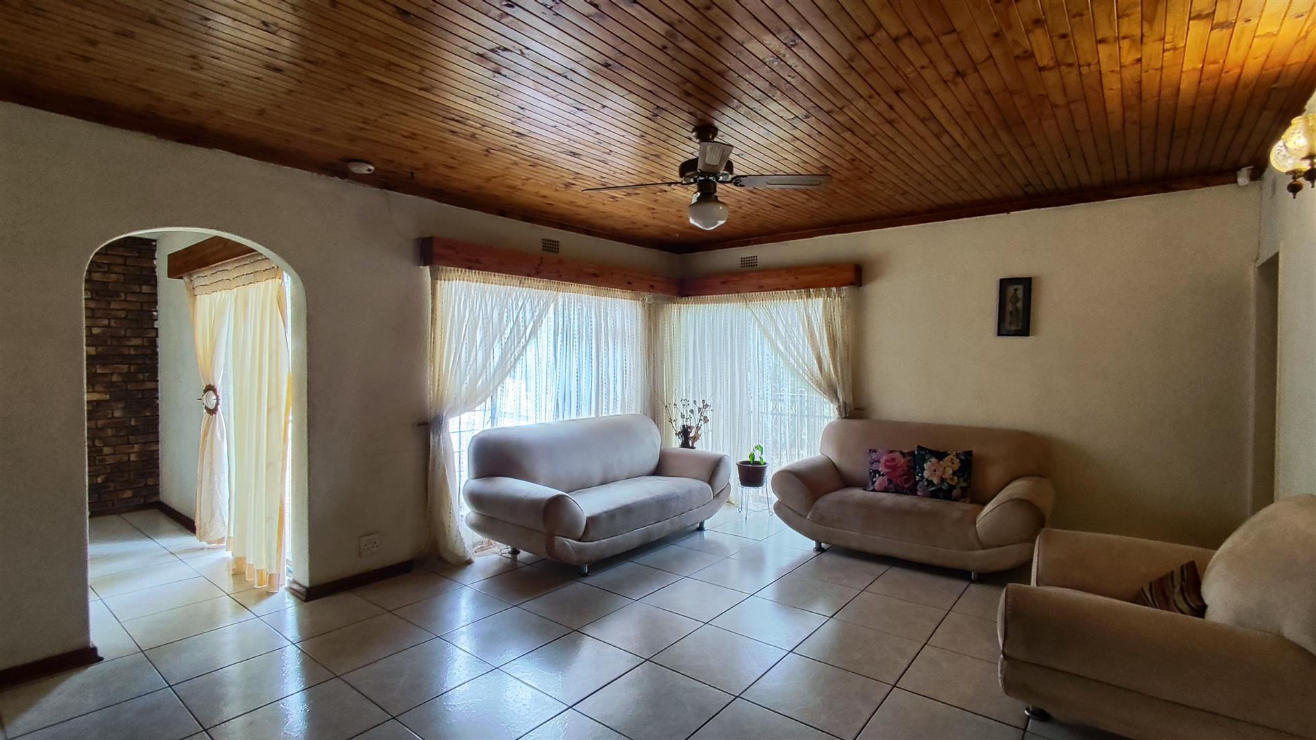 Informal Lounge - 30 square meters of property in Brackenhurst