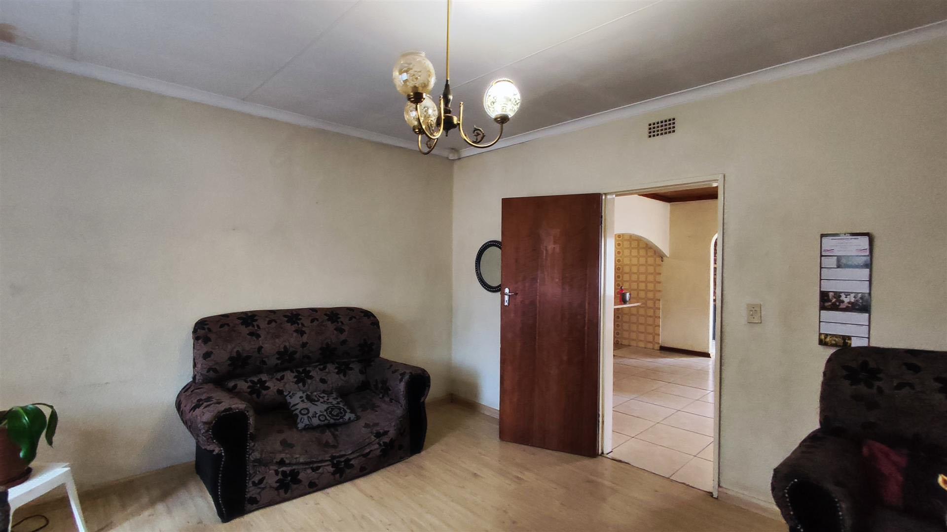 Lounges - 21 square meters of property in Brackenhurst