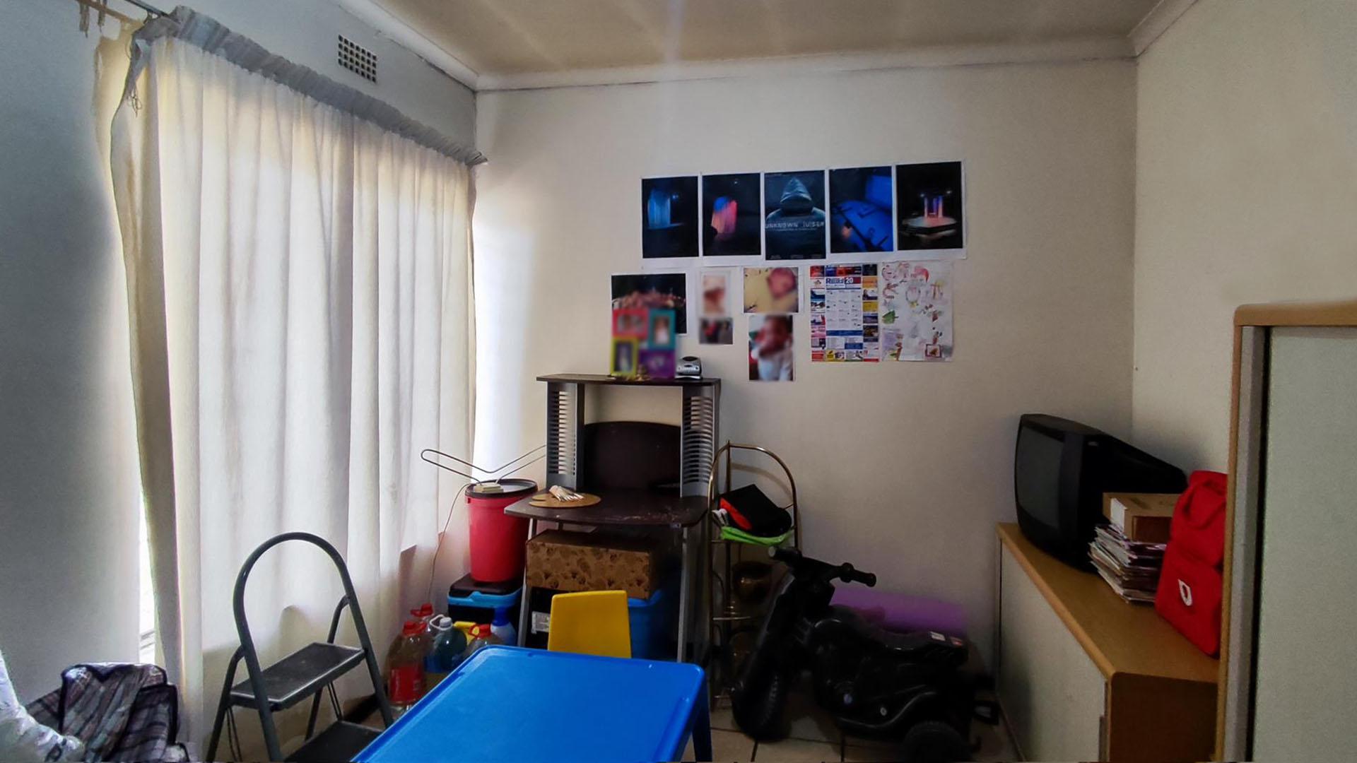 Bed Room 1 - 12 square meters of property in Brackenhurst