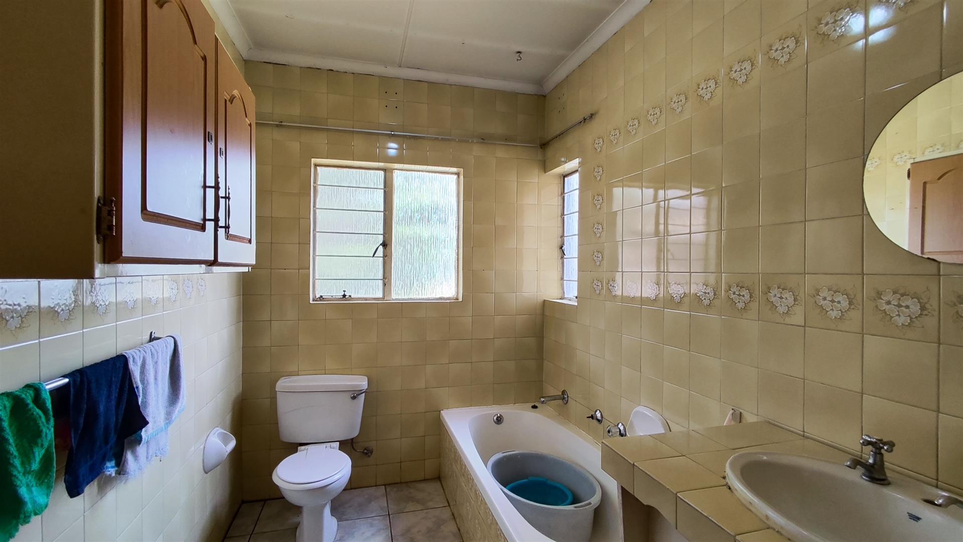 Bathroom 1 - 7 square meters of property in Brackenhurst