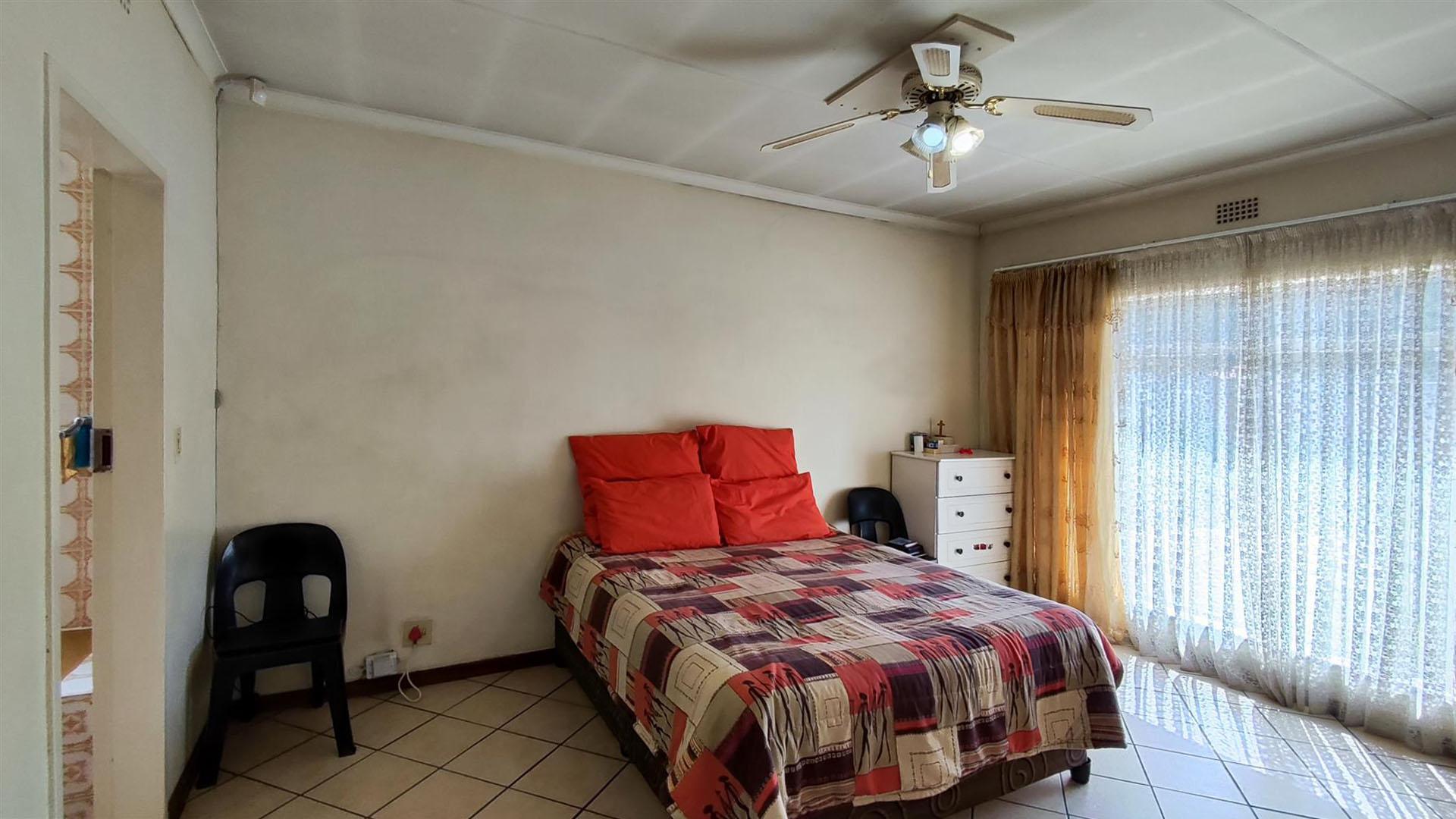 Main Bedroom - 23 square meters of property in Brackenhurst