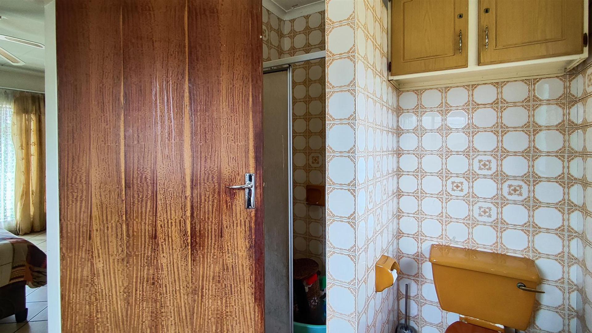 Main Bathroom - 7 square meters of property in Brackenhurst