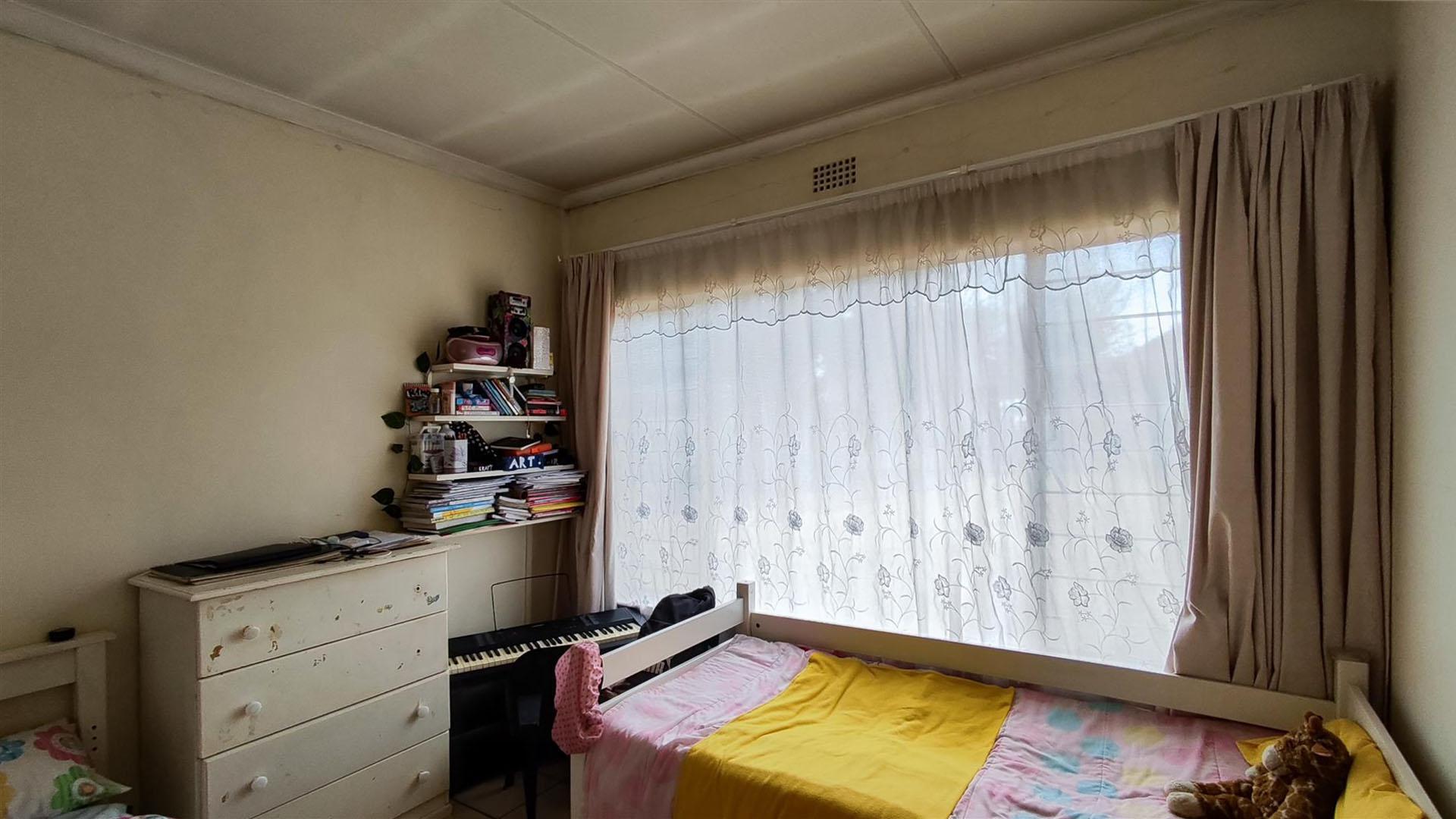 Bed Room 3 - 15 square meters of property in Brackenhurst