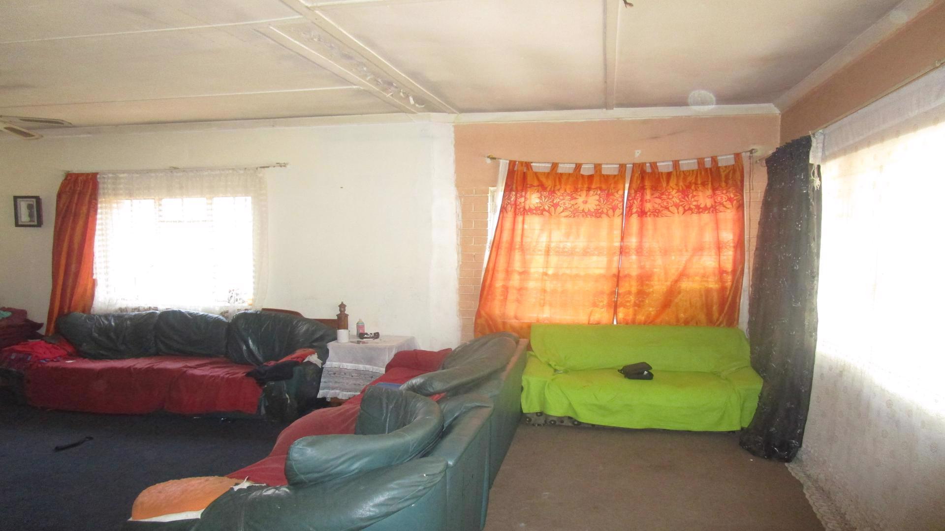 Lounges - 35 square meters of property in Crosby