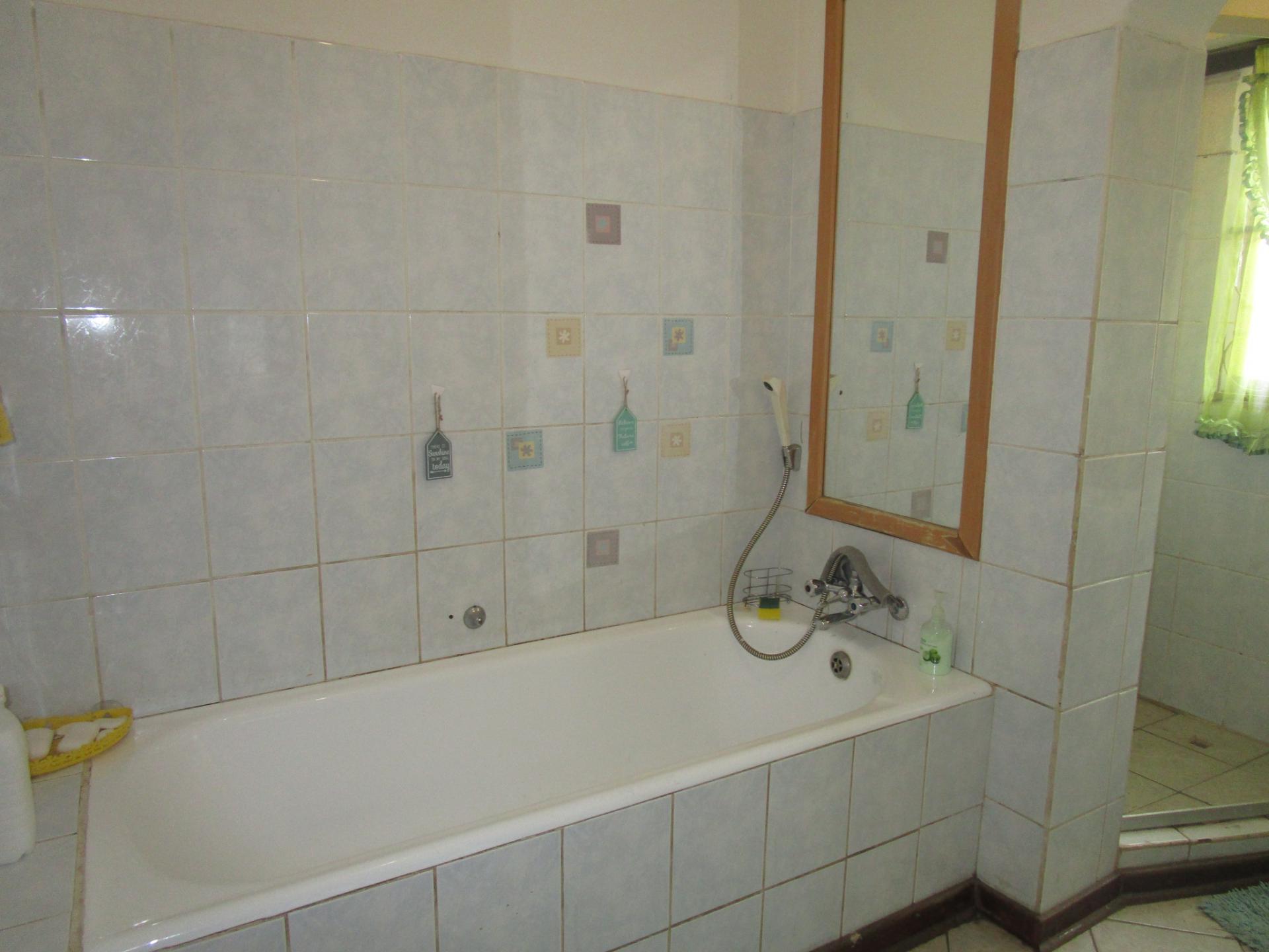 Bathroom 1 - 7 square meters of property in Vanderbijlpark