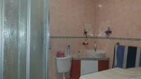 Bathroom 1 - 7 square meters of property in Verwoerdpark